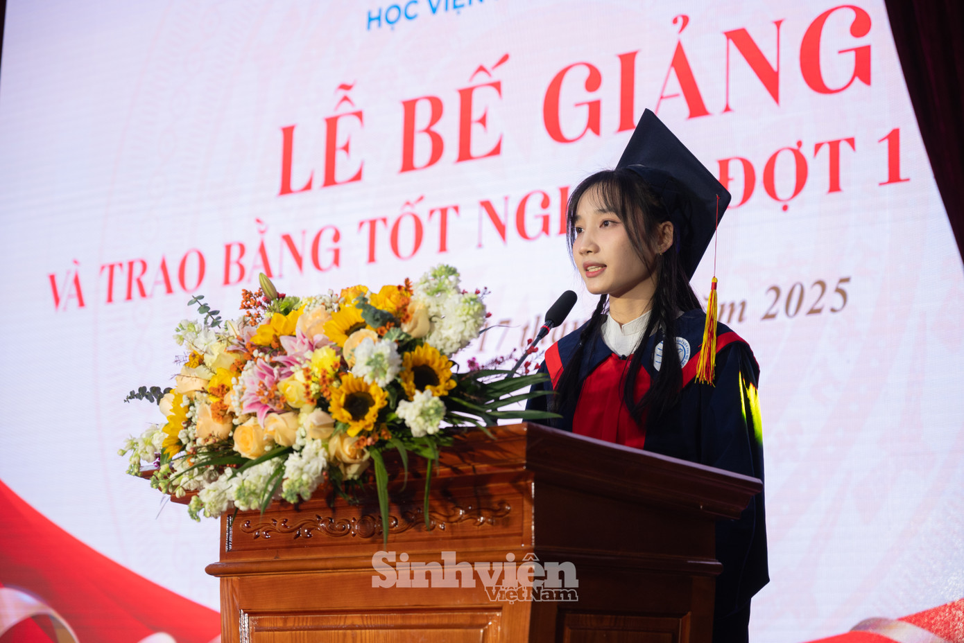 Tân cử nhân Nguyễn Thị Nhung - Thủ khoa tốt Học viện Phụ nữ Việt Nam chia sẻ những cảm nhận tại buổi lễ: “Thời gian chúng em đồng hành cùng Học viện không quá dài nhưng đủ để chúng em nhận thức được mình đang đứng ở đâu, mình muốn làm gì và mình cần làm gì. Sau thời gian học tập và rèn luyện tại học viện chúng em đã trưởng thành hơn, có niềm tin vững chắc về bản thân, cuộc sống, những dự định tương lai...Trên hành trình chinh phục sự nghiệp phía trước, chúng em xin hứa sẽ mang hết kiến thức, kỹ năng đã được trang bị với một thái độ nghiêm túc, phấn đấu trở thành niềm tự hào của các thầy cô và là tấm gương của thế hệ sinh viên mai sau.”