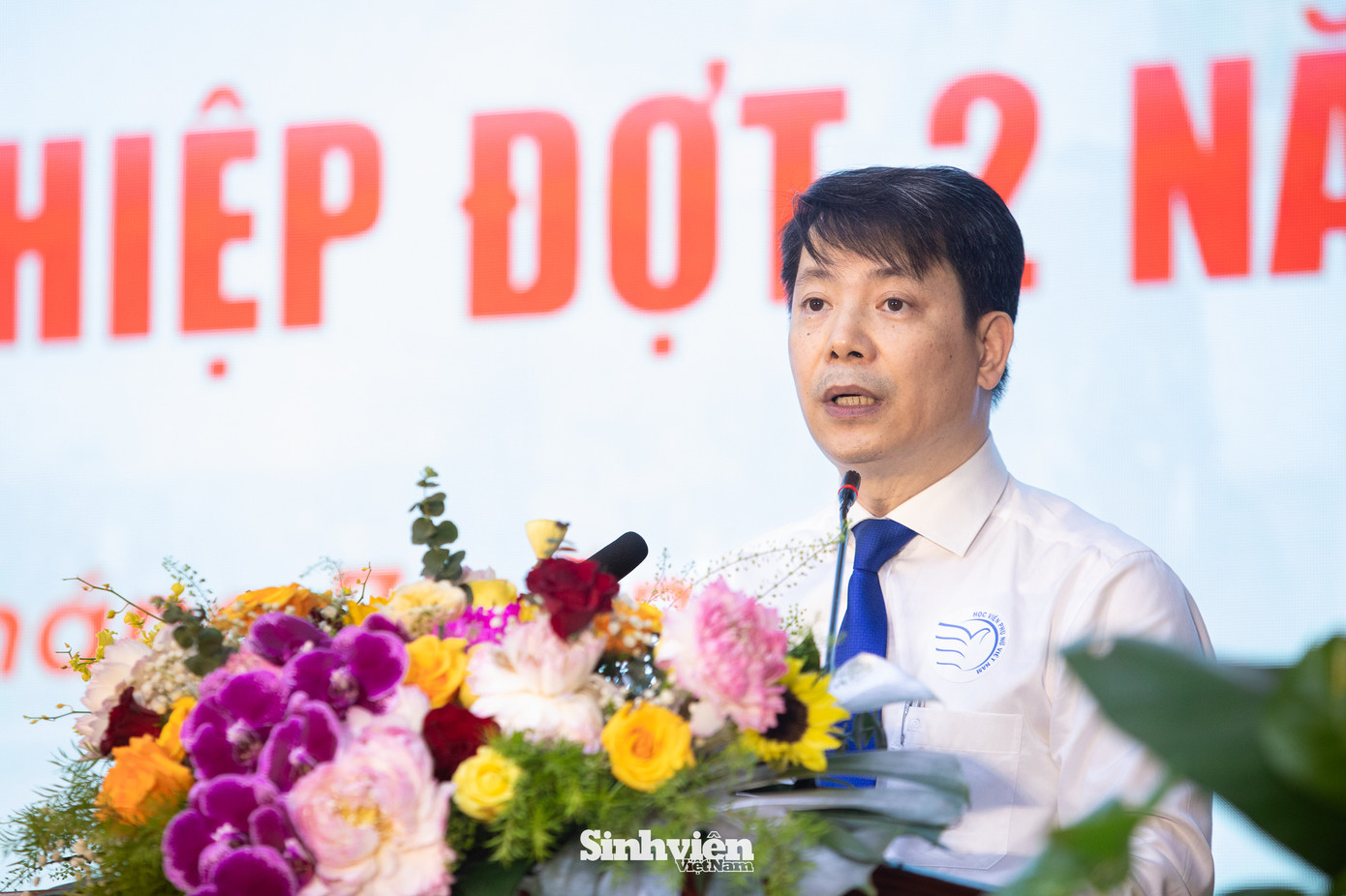 PGS.TS Trần Quang Tiến đã gửi gắm đến các tân khoa: "Tốt nghiệp không phải là kết thúc – mà là sự khởi đầu cho hành trình khám phá mới... Thầy mong rằng các em có nhận thức đầy đủ, hành động đúng đắn để trở thành những công dân tốt, những công dân toàn cầu trong bối cảnh chuyển đổi số và hội nhập quốc tế."