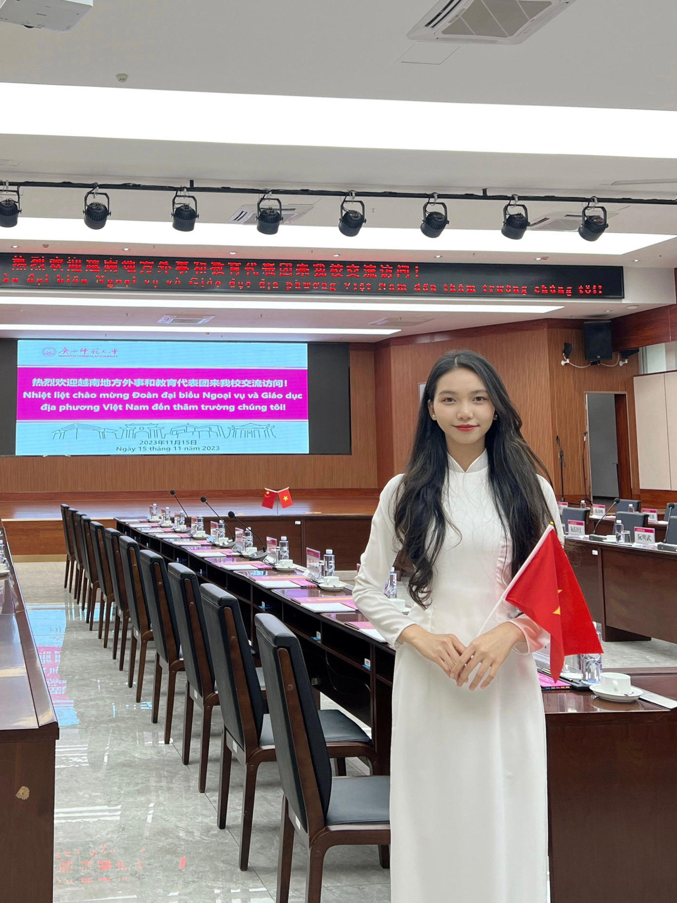 Thu Trang tham gia đón tiếp đoàn Đại biểu Ngoại vụ và Giáo dục địa phương Việt Nam đến thăm trường. Thu Trang tham gia đón tiếp đoàn Đại biểu Ngoại vụ và Giáo dục địa phương Việt Nam đến thăm trường.