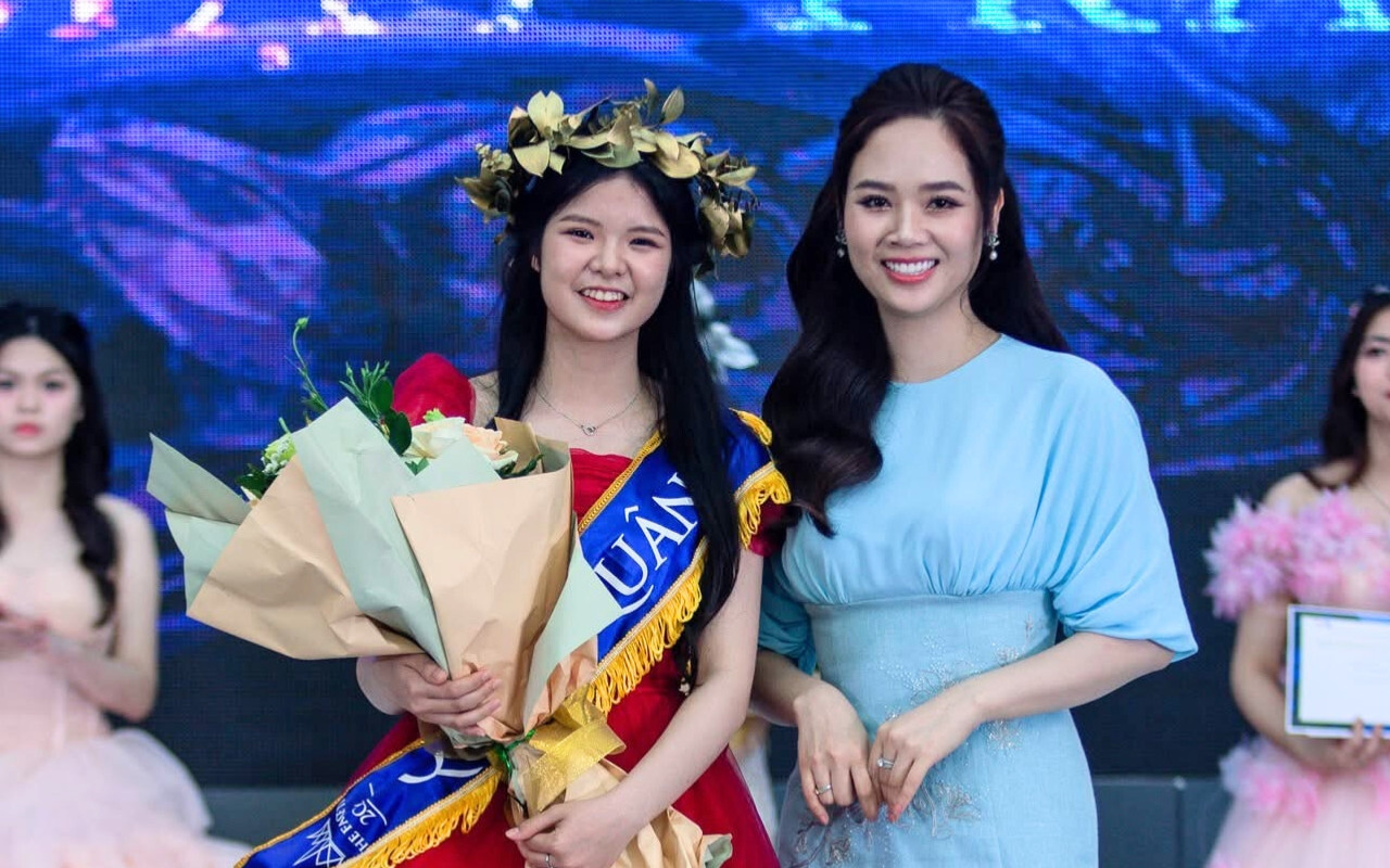 Hoa hậu Việt Nam 2002 Phạm Thị Mai Phương, cựu học sinh trường THPT chuyên Trần Phú, giám khảo cuộc thi The Face TPC, trao giải Quán quân cho Huyền Thương. Hoa hậu Việt Nam 2002 Phạm Thị Mai Phương, cựu học sinh trường THPT chuyên Trần Phú, giám khảo cuộc thi The Face TPC, trao giải Quán quân cho Huyền Thương.