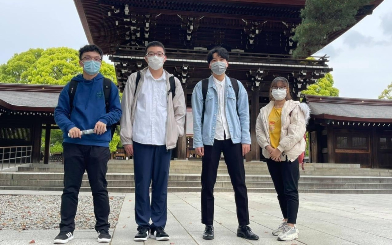 Xuân Thi (thứ 2 từ phải qua) trong chuyến ngoại khóa cùng bạn học tại trường tiếng khi mới sang Nhật. Xuân Thi (thứ 2 từ phải qua) trong chuyến ngoại khóa cùng bạn học tại trường tiếng khi mới sang Nhật.