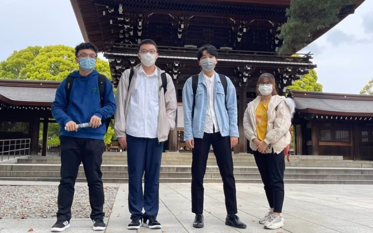Xuân Thi (thứ 2 từ phải qua) trong chuyến ngoại khóa cùng bạn học tại trường tiếng khi mới sang Nhật.