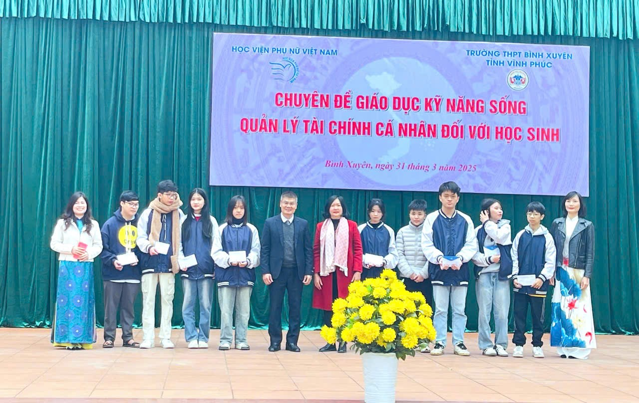 Cô giáo Nguyễn Thị Chúc Hà - Phó Hiệu trưởng Trường THPT Bình Xuyên cùng đoàn công tác của Học viện Phụ nữ Việt Nam thay mặt Công ty TNHHMTV Xây dựng và Thương mại Hoàng Gia trao quà cho các em học sinh vượt khó vươn lên trong học tập. Ảnh: Hoài An