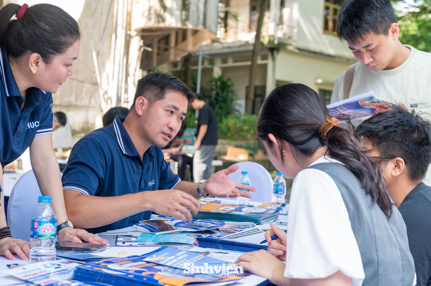 Các bạn học sinh tham gia tư vấn tuyển sinh tại Ngày hội tuyển sinh Khối các ngành Khoa học và Công nghệ năm 2025 do báo Tiền Phong tổ chức. Ảnh: Huệ Anh/SVO. Các bạn học sinh tham gia tư vấn tuyển sinh tại Ngày hội tuyển sinh Khối các ngành Khoa học và Công nghệ năm 2025 do báo Tiền Phong tổ chức. Ảnh: Huệ Anh/SVO.