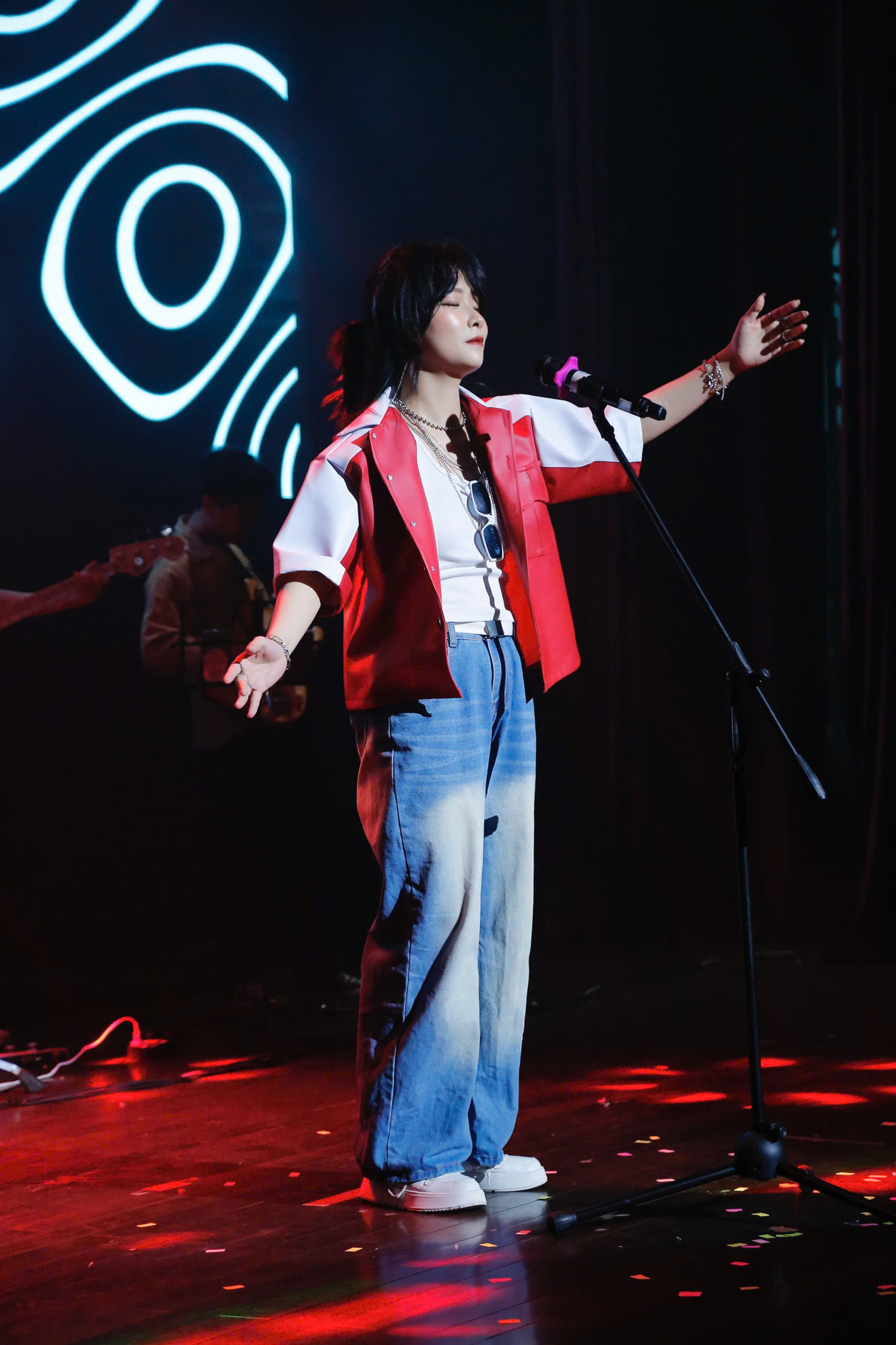 Khi phát hiện ra khối u, Trần Nghiên không chỉ đối diện với căn bệnh mà còn với chính nỗi lo sợ bên trong mình. Nhưng thay vì để nỗi sợ chi phối, cô chọn cách đối mặt, tìm sức mạnh từ những điều nhỏ bé nhất, và không bao giờ để mình gục ngã.