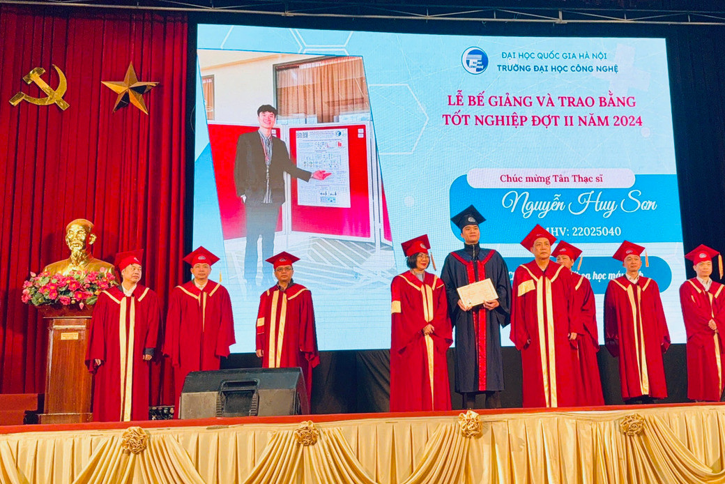 Nguyễn Huy Sơn nhận bằng thạc sĩ tại Lễ bế giảng và trao bằng tốt nghiệp của VNU-UET ngày 17/1/2025. Nguyễn Huy Sơn nhận bằng thạc sĩ tại Lễ bế giảng và trao bằng tốt nghiệp của VNU-UET ngày 17/1/2025.