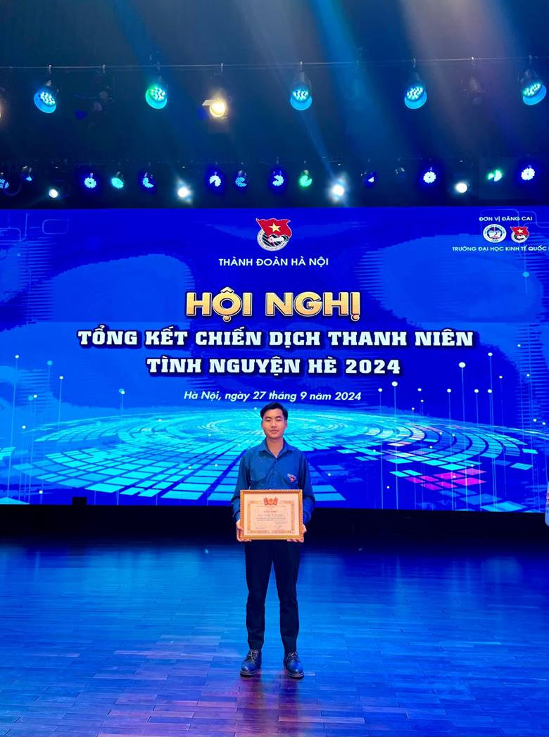 Mạnh Hùng nhận Bằng khen tại Hội nghị Tổng kết chiến dịch Thanh niên tình nguyện hè 2024. Mạnh Hùng nhận Bằng khen tại Hội nghị Tổng kết chiến dịch Thanh niên tình nguyện hè 2024.