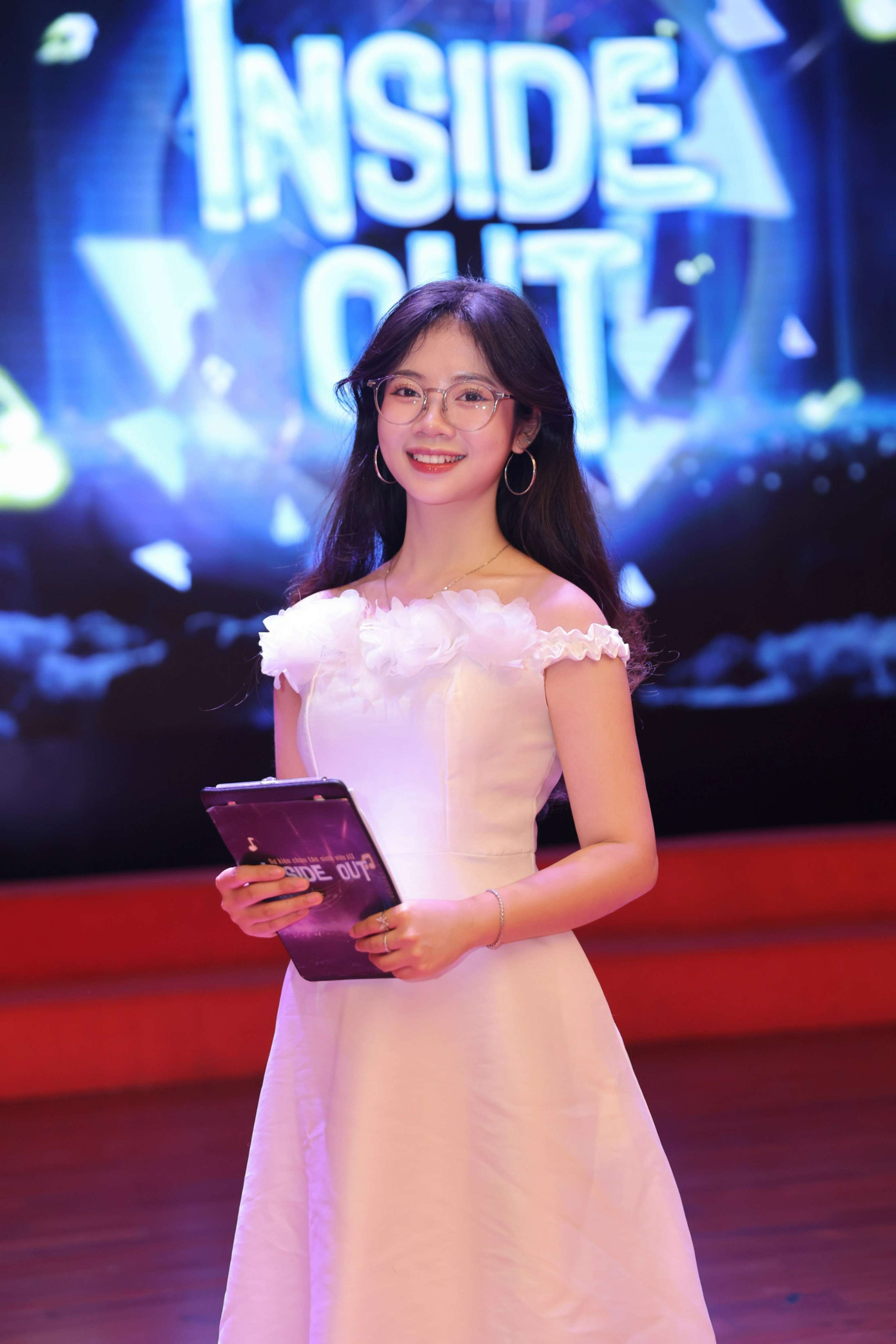 Giờ đây, đứng trên sân khấu để chia sẻ là niềm đam mê mãnh liệt của Hương Trang. Giờ đây, đứng trên sân khấu để chia sẻ là niềm đam mê mãnh liệt của Hương Trang.