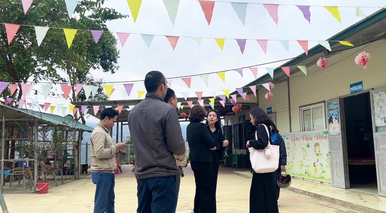 Chính quyền địa phương cùng nhóm Embes3mien khảo sát địa hình và lên kế hoạch xây dựng. Chính quyền địa phương cùng nhóm Embes3mien khảo sát địa hình và lên kế hoạch xây dựng.