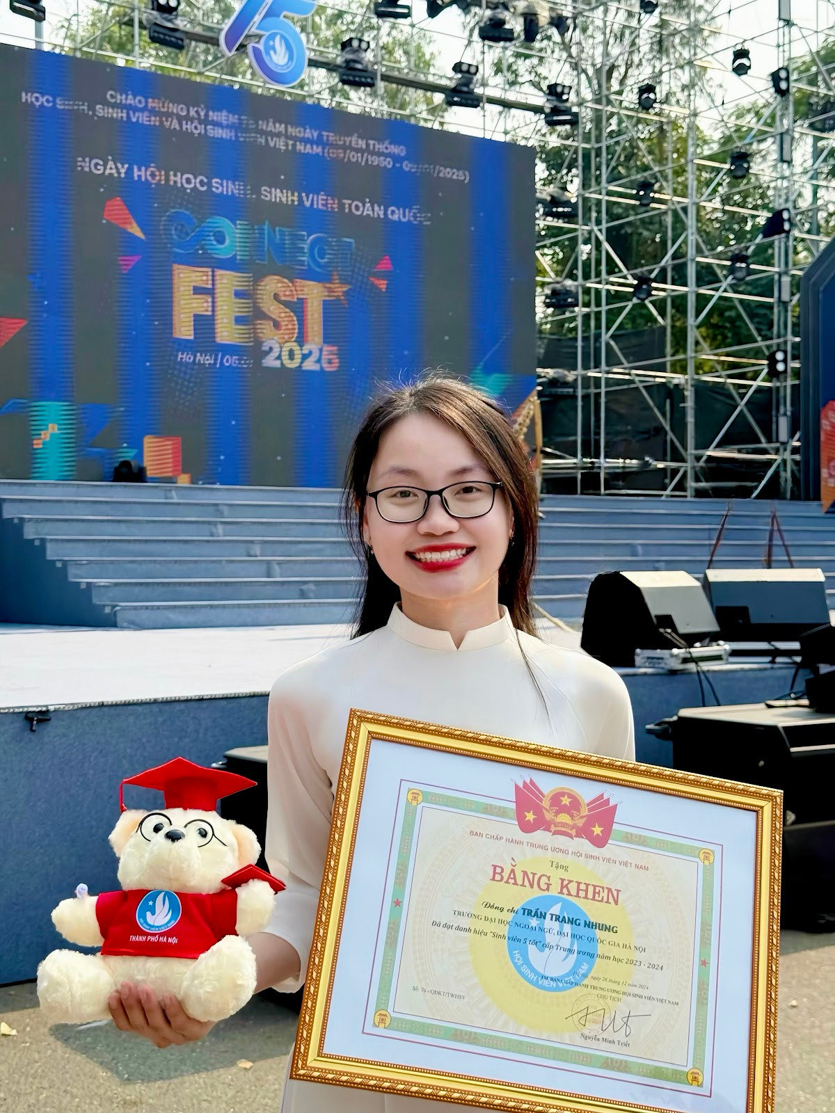 Trang Nhung vinh dự nhận danh hiệu Sinh viên 5 tốt cấp Trung ương năm học 2023-2024. Trang Nhung vinh dự nhận danh hiệu Sinh viên 5 tốt cấp Trung ương năm học 2023-2024.