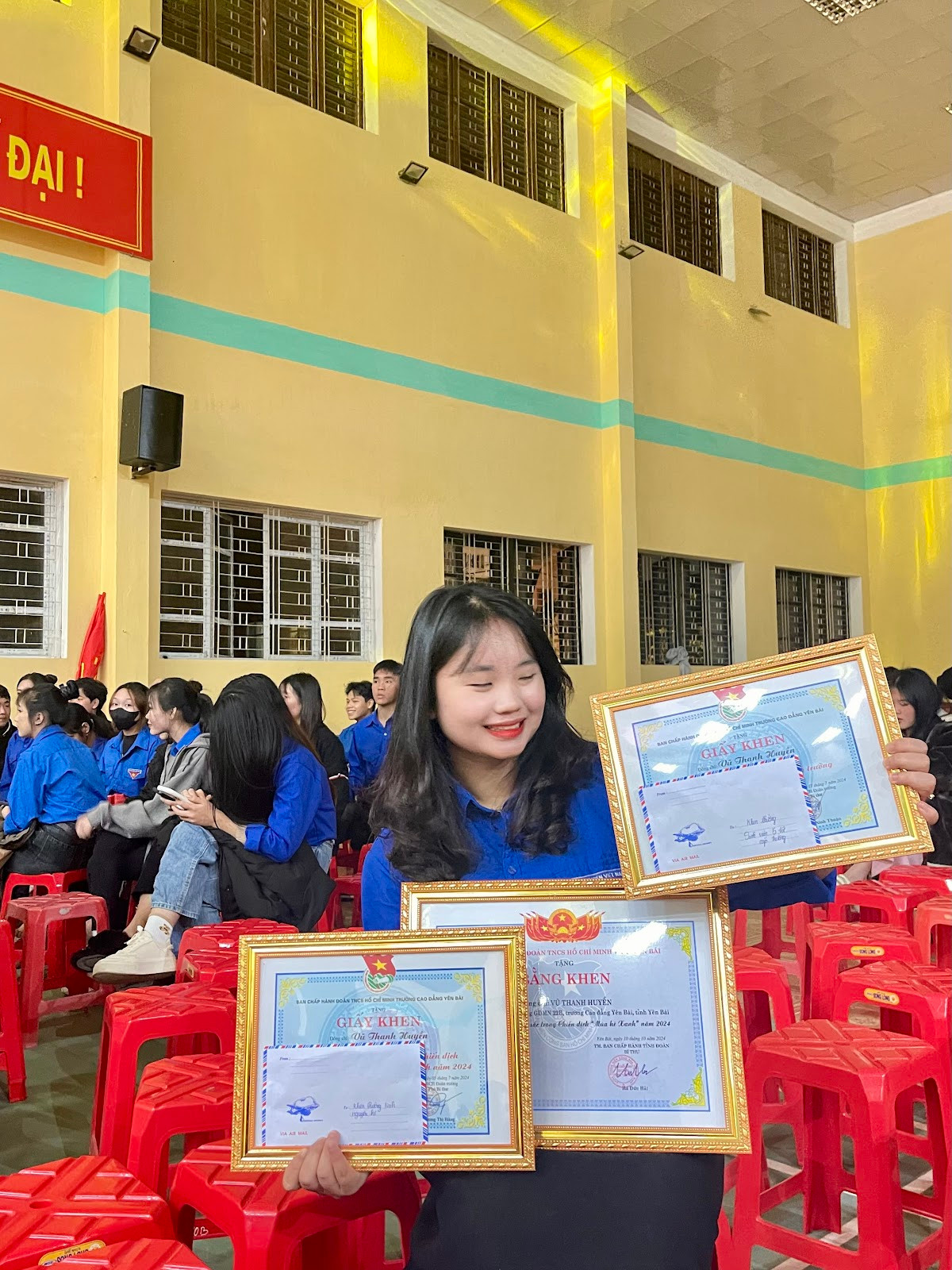 Thanh Huyền tự hào nhận giấy khen Đoàn viên tiêu biểu, khẳng định vai trò tích cực và đóng góp nổi bật trong các phong trào Đoàn Thanh niên.