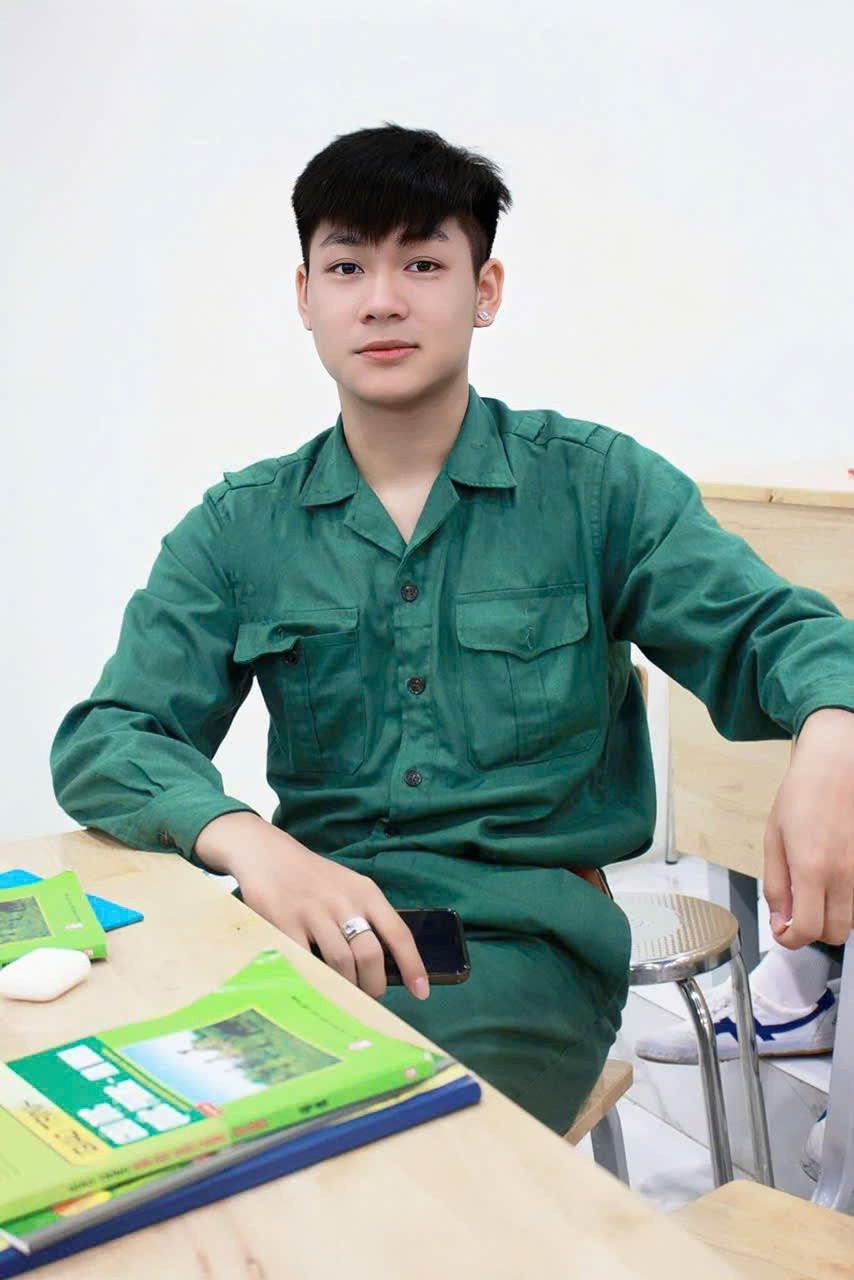 Trần Chiến Thắng hiện là sinh viên năm 2 ngành Quản trị Dịch vụ và Lữ hành tại Trường Đại học Đại Nam.