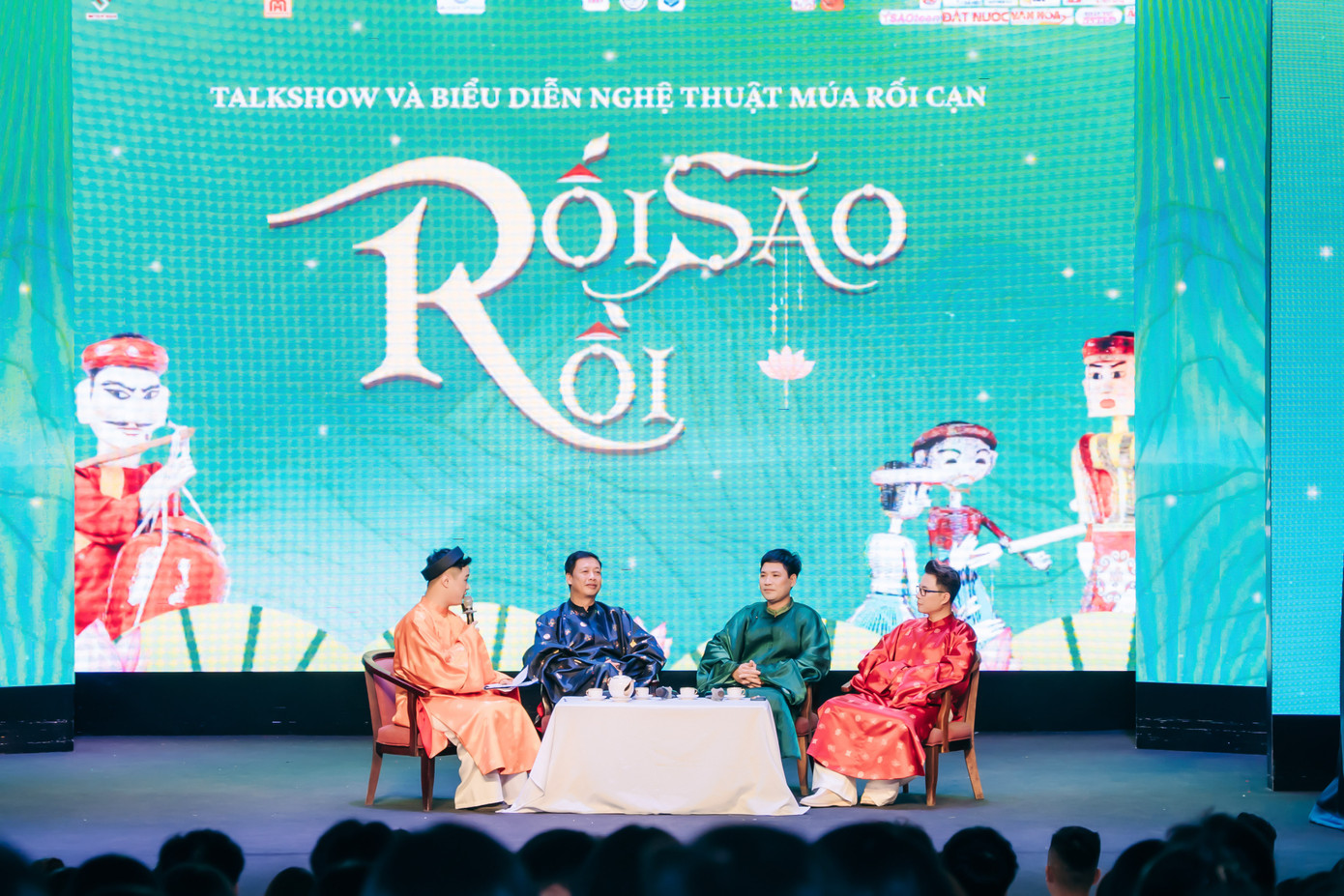 NSND Nguyễn Tiến Dũng, NNƯT Phạm Công Bằng và TS/MC/BTV Trịnh Lê Anh chia sẻ về nghệ thuật múa rối cạn và tương lai của loại hình nghệ thuật này trong đời sống hiện đại.