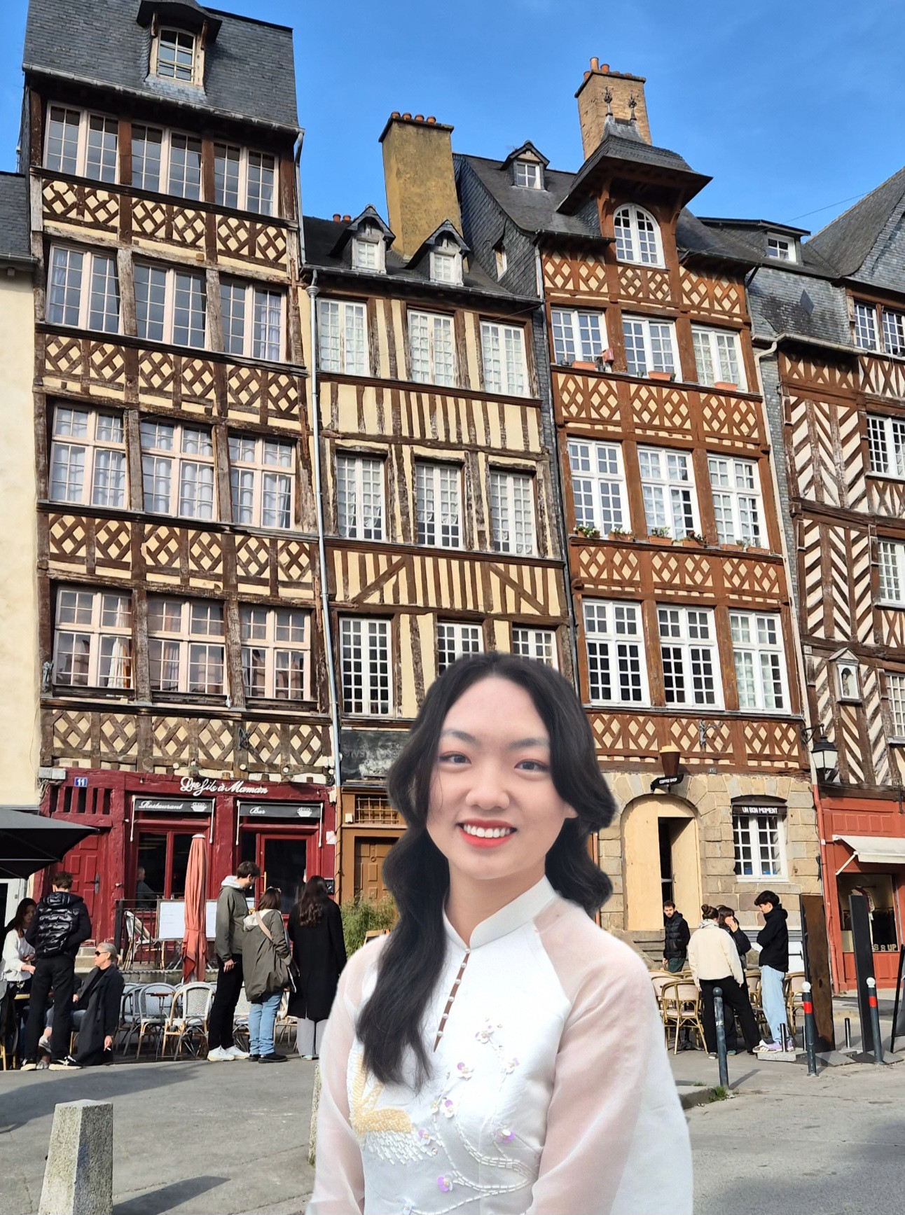 Lan dịu dàng trong tà áo dài với nụ cười rạng rỡ, lan tỏa không khí Tết ấm áp dù cách xa quê nhà hàng nghìn cây số. Lan dịu dàng trong tà áo dài với nụ cười rạng rỡ, lan tỏa không khí Tết ấm áp dù cách xa quê nhà hàng nghìn cây số.