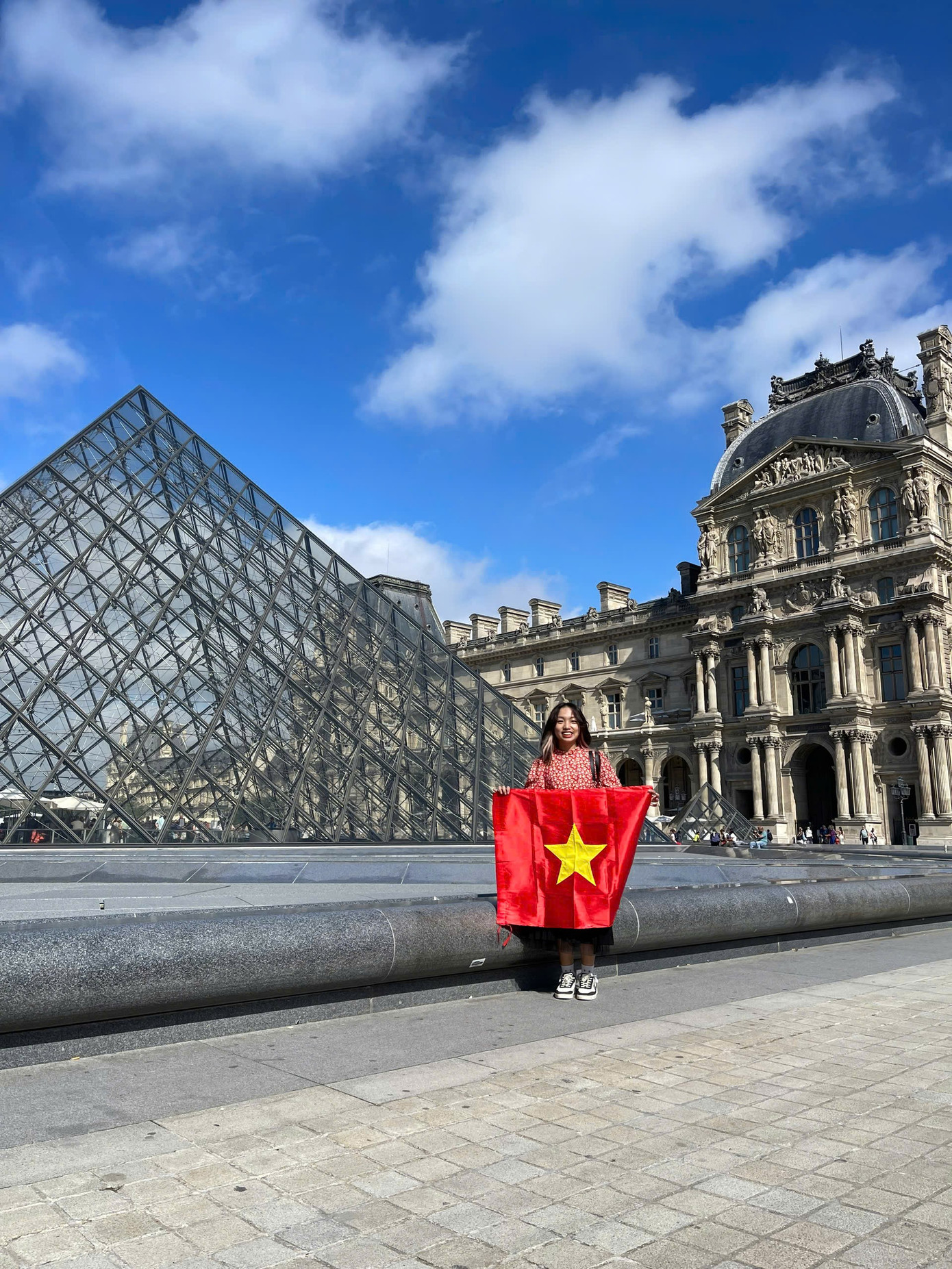 Dẫu xa quê, Linh vẫn giữ truyền thống diện áo dài để đón Tết, mang theo nét đẹp Việt giữa lòng châu Âu. Dẫu xa quê, Linh vẫn giữ truyền thống diện áo dài để đón Tết, mang theo nét đẹp Việt giữa lòng châu Âu.