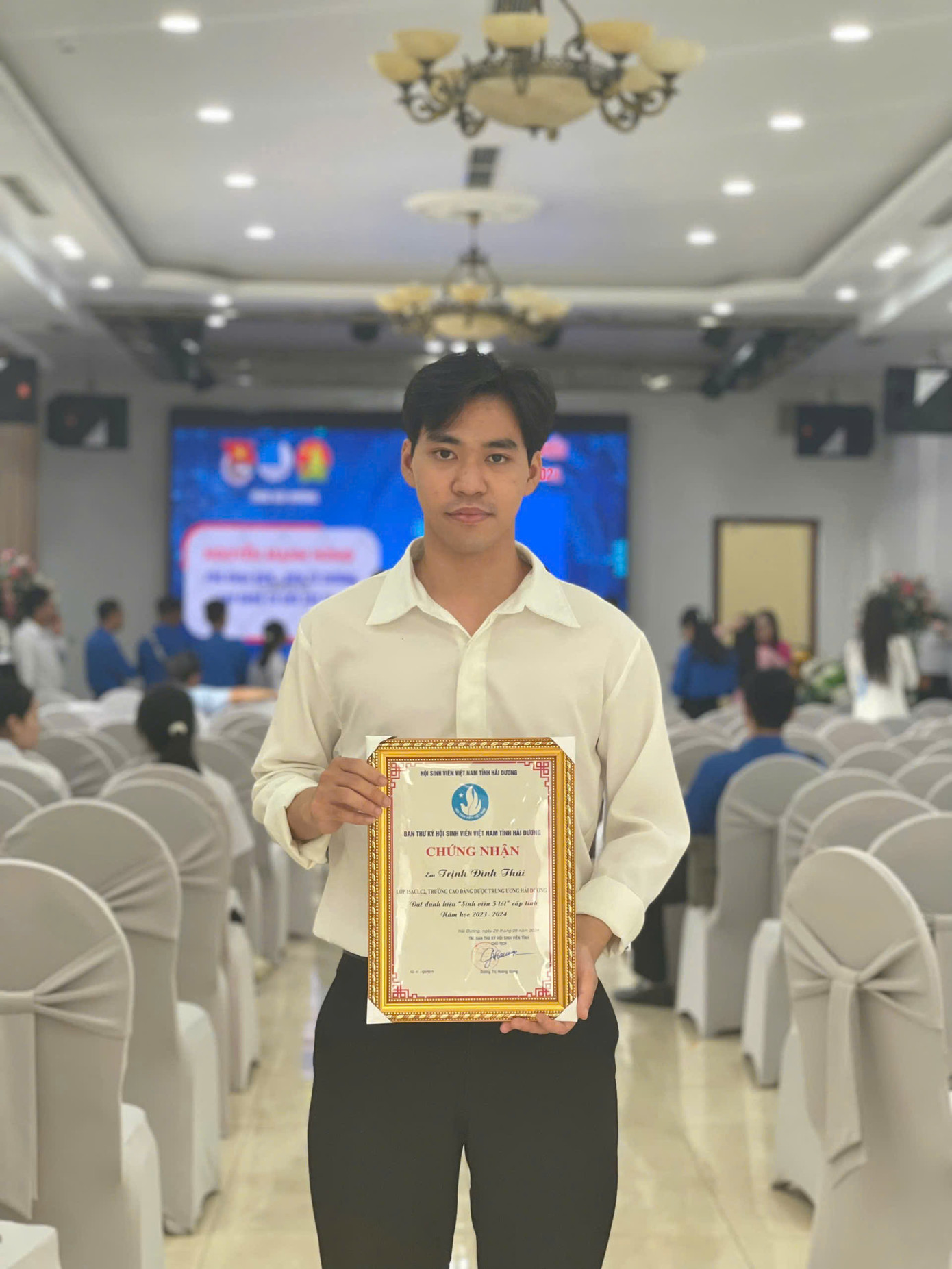 Với thành tích xuất sắc trong học tập và hoạt động Đoàn – Hội, Thái vinh dự đạt danh hiệu “Sinh viên 5 tốt” cấp trường và cấp tỉnh, cùng học bổng năm học 2023 - 2024. Với thành tích xuất sắc trong học tập và hoạt động Đoàn – Hội, Thái vinh dự đạt danh hiệu “Sinh viên 5 tốt” cấp trường và cấp tỉnh, cùng học bổng năm học 2023 - 2024.