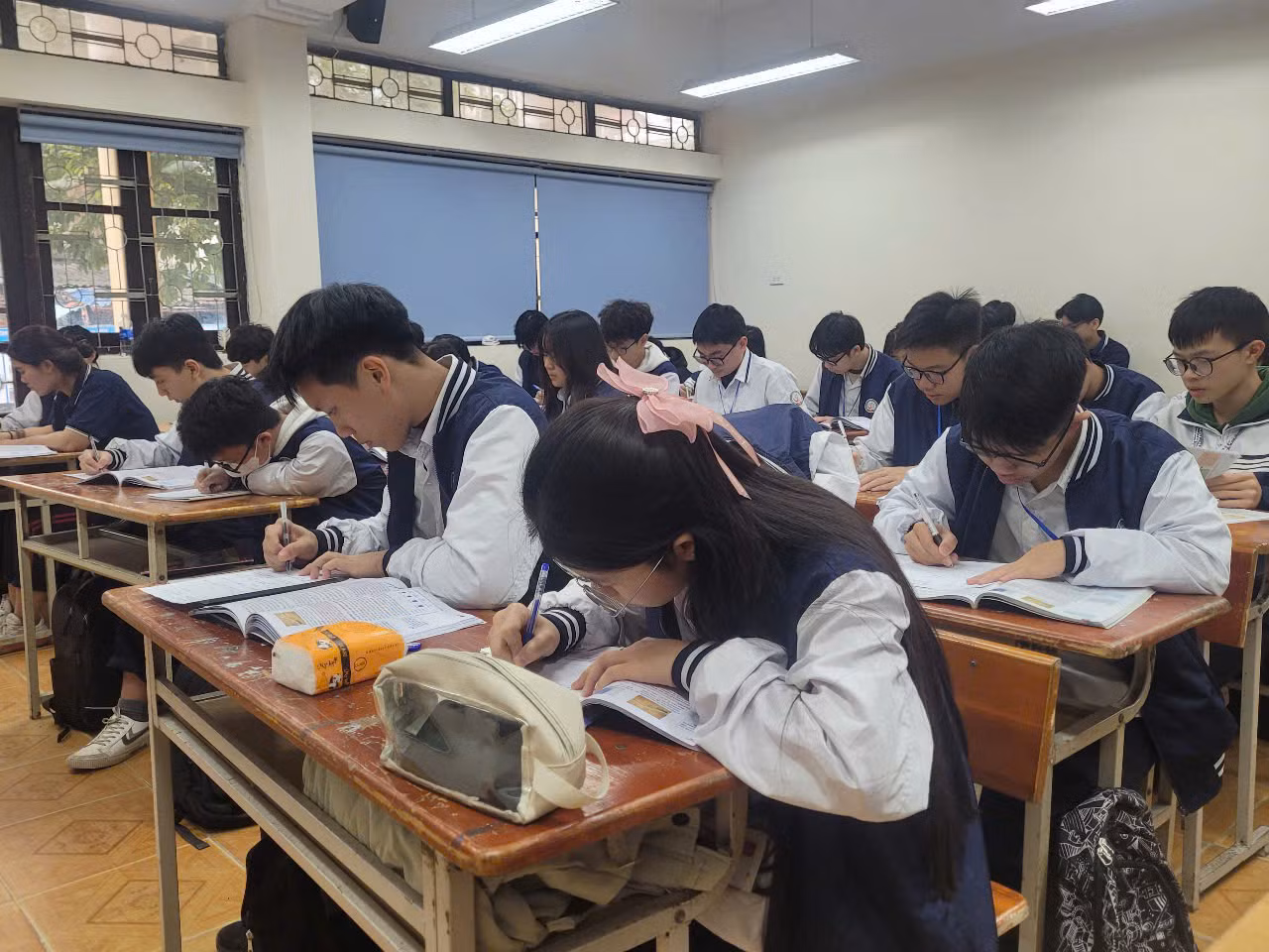 Học sinh lớp 12 Trường THPT Quang Trung (Hà Đông) tập trung ôn tập môn tổ hợp Toán - Lý - Hóa. (Ảnh: Như Bình)