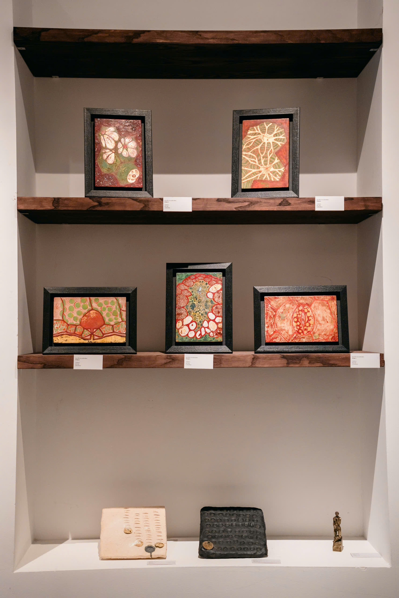 Tác phẩm mô phỏng các Tế bào bằng chất liệu sơn mài của Nguyễn Thị Xuân Bình (hiện đang là sinh viên Trường Đại học Mỹ Thuật Việt Nam).