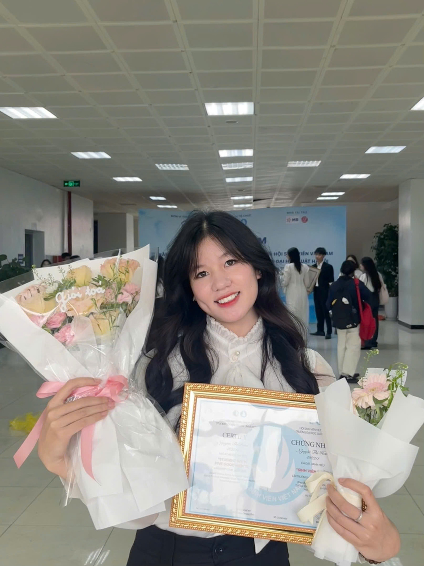 Nguyễn Thị Hoài nhận giải thưởng _Sinh viên 5 tốt_ tại Đại học Luật Hà Nội. Nguyễn Thị Hoài nhận giải thưởng _Sinh viên 5 tốt_ tại Đại học Luật Hà Nội.