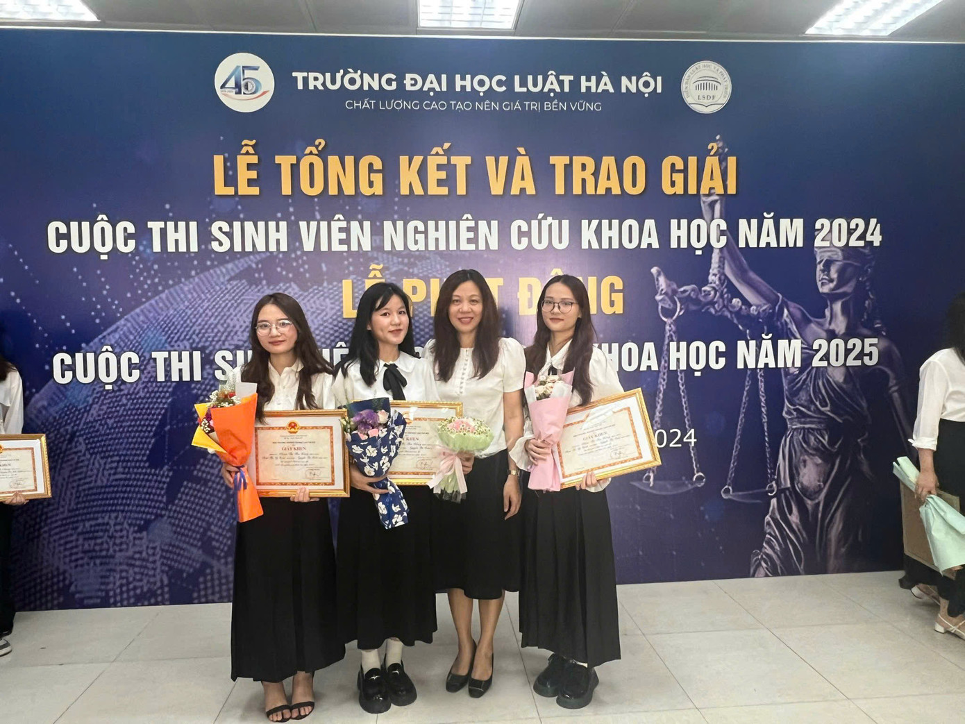 Nguyễn Thị Hoài (thứ 2 từ trái sang) nhận giải thưởng tại Cuộc thi “Sinh viên nghiên cứu khoa học cấp Trường” năm 2024, trường Đại học Luật Hà Nội. Nguyễn Thị Hoài (thứ 2 từ trái sang) nhận giải thưởng tại Cuộc thi “Sinh viên nghiên cứu khoa học cấp Trường” năm 2024, trường Đại học Luật Hà Nội.