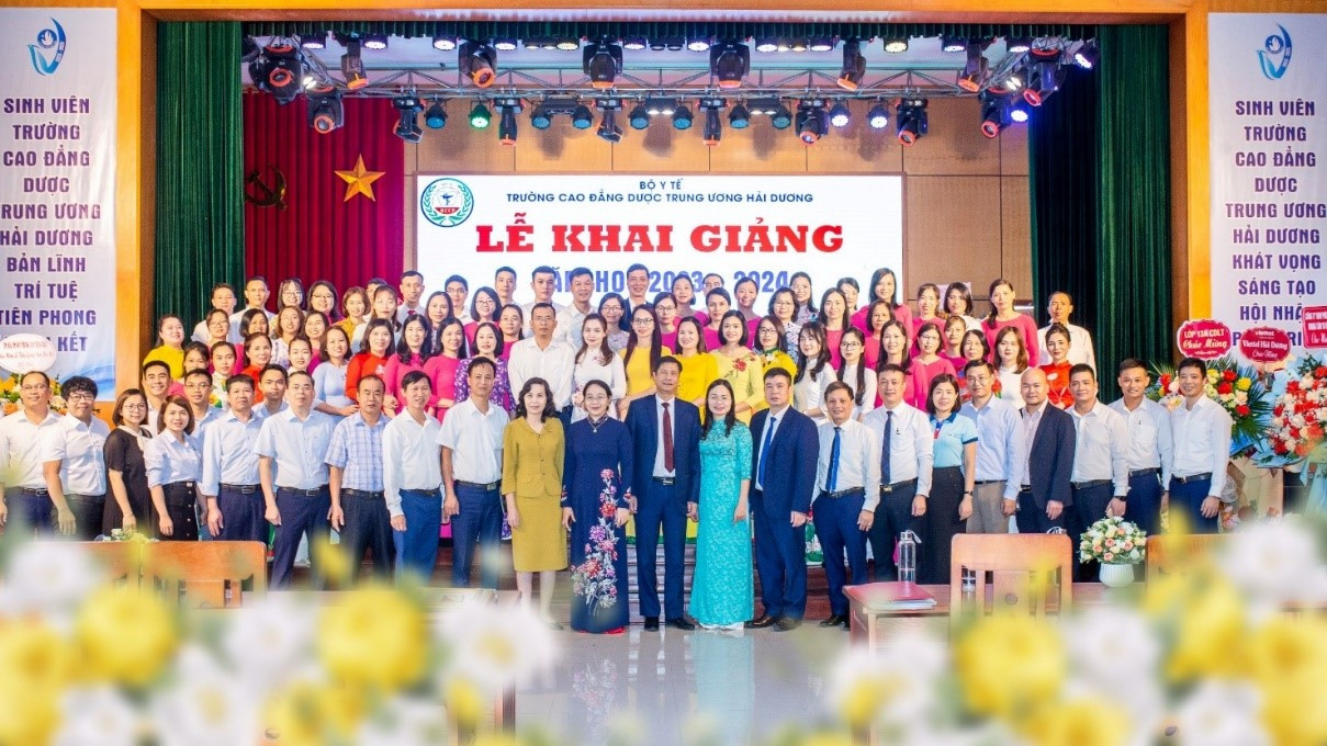Tập thể cán bộ, giảng viên của nhà trường. Tập thể cán bộ, giảng viên của nhà trường.