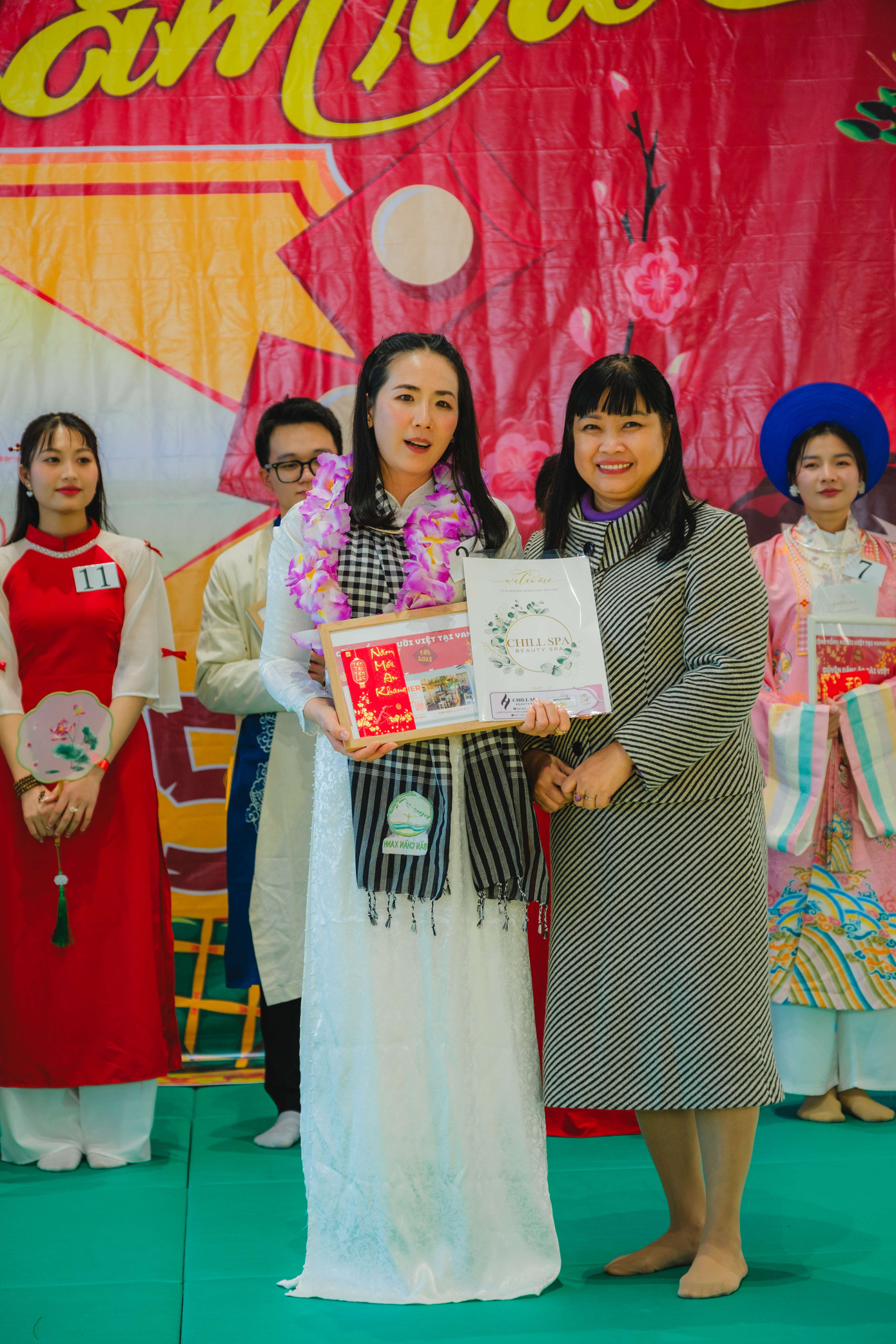 Chị Huỳnh Thuý Hạnh- Đại diện Đại sứ quán trao giải nhất phần thi áo dài. Chị Huỳnh Thuý Hạnh- Đại diện Đại sứ quán trao giải nhất phần thi áo dài.