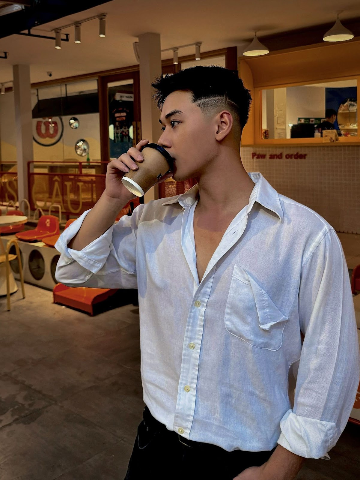 Với Hùng Anh, sống tích cực không phải là điều gì quá xa vời mà bắt đầu từ việc chăm sóc chính mình, học hỏi từng ngày và kiên trì bước đi. Với Hùng Anh, sống tích cực không phải là điều gì quá xa vời mà bắt đầu từ việc chăm sóc chính mình, học hỏi từng ngày và kiên trì bước đi.