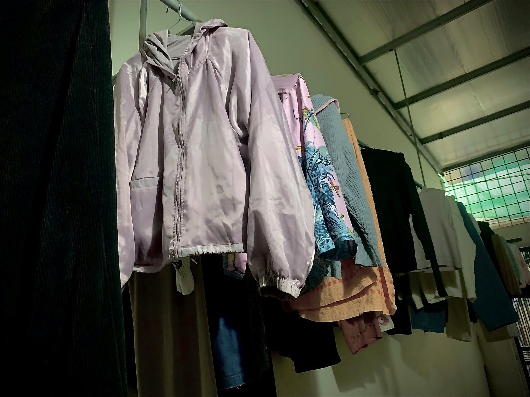 Quần áo phơi mãi không khô trong mùa nồm bỗng trở thành “cơn ác mộng” đối với nhiều sinh viên.