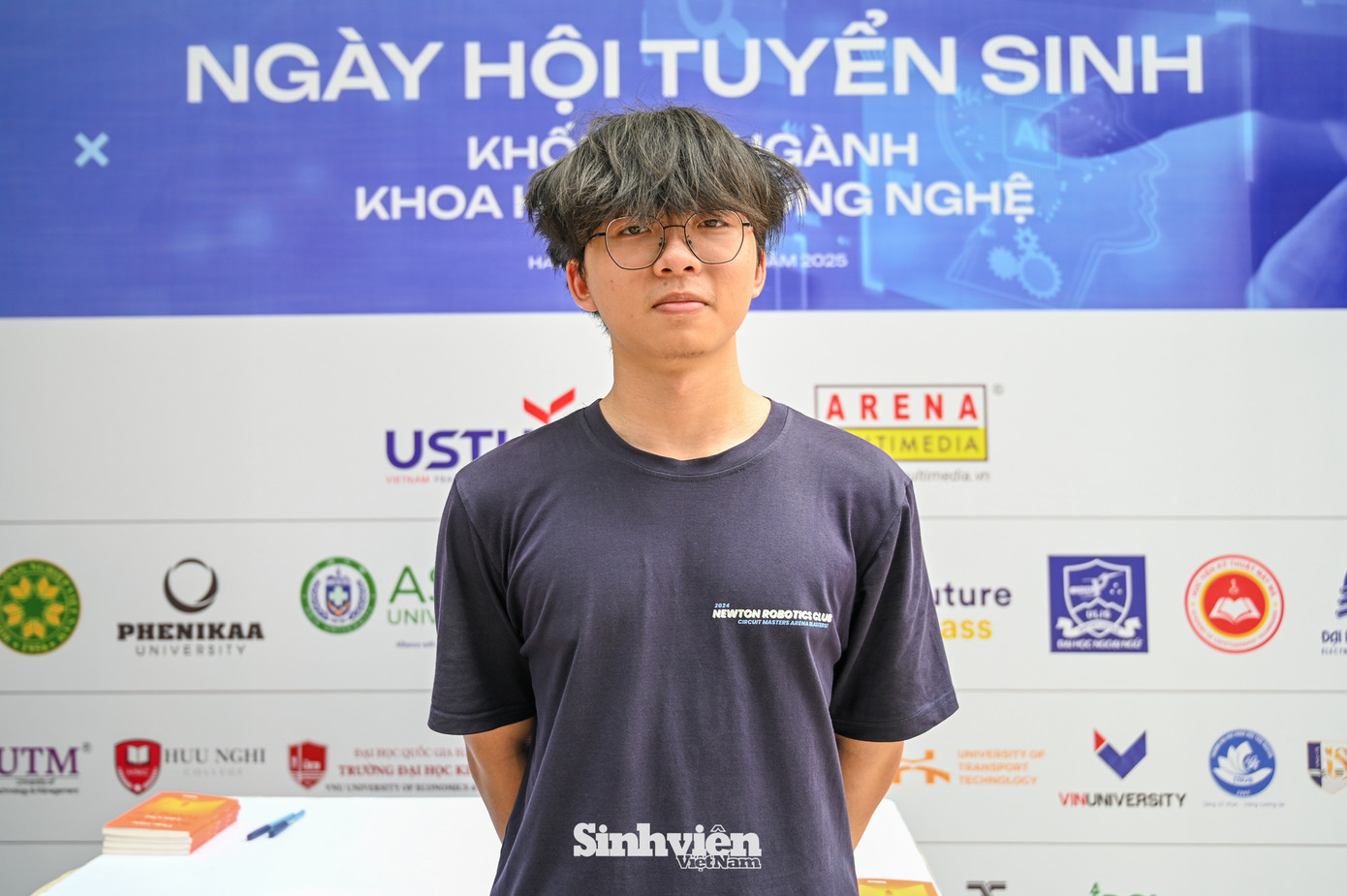 Lê Minh Tùng - Phó Chủ tịch CLB bên cạnh chiếc robot “nhà làm”. Tùng chia sẻ: “Trong bối cảnh thế giới hiện đại ngày càng phát triển, ngành STEM dần trở thành xu hướng, chúng em muốn truyền bá thật nhiều hình ảnh Robotics cũng như là đam mê khoa học - công nghệ đến các bạn trẻ”.