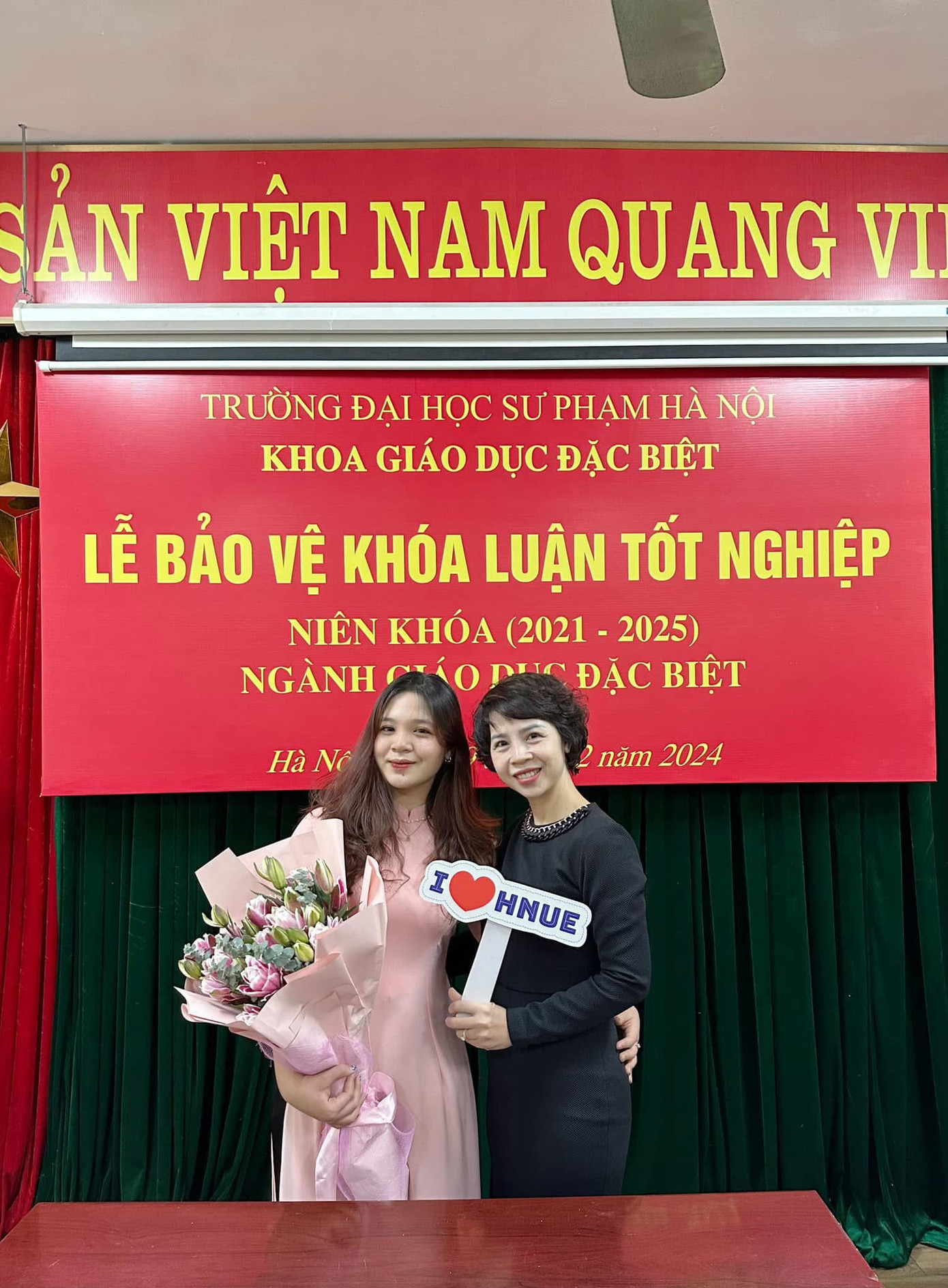 Khánh Ly đã xuất sắc đạt điểm cao nhất trong Hội đồng bảo vệ khóa luận tốt nghiệp với đề tài nghiên cứu về phần mềm SmallTalk. Khánh Ly đã xuất sắc đạt điểm cao nhất trong Hội đồng bảo vệ khóa luận tốt nghiệp với đề tài nghiên cứu về phần mềm SmallTalk.