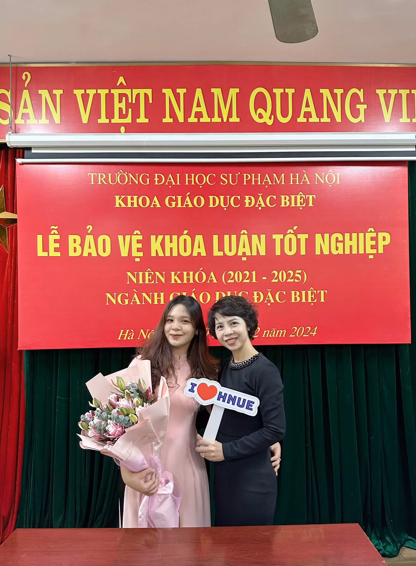 Khánh Ly đã xuất sắc đạt điểm cao nhất trong Hội đồng bảo vệ khóa luận tốt nghiệp với đề tài nghiên cứu về phần mềm SmallTalk.