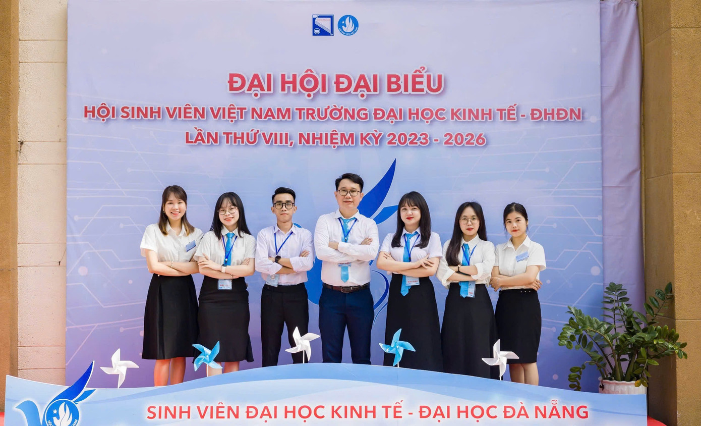 Duy (thứ ba từ trái sang) là Ủy viên Ban Thư ký Hội Sinh viên Việt Nam Trường Đại học Kinh tế - Đại học Đà Nẵng. Duy (thứ ba từ trái sang) là Ủy viên Ban Thư ký Hội Sinh viên Việt Nam Trường Đại học Kinh tế - Đại học Đà Nẵng.
