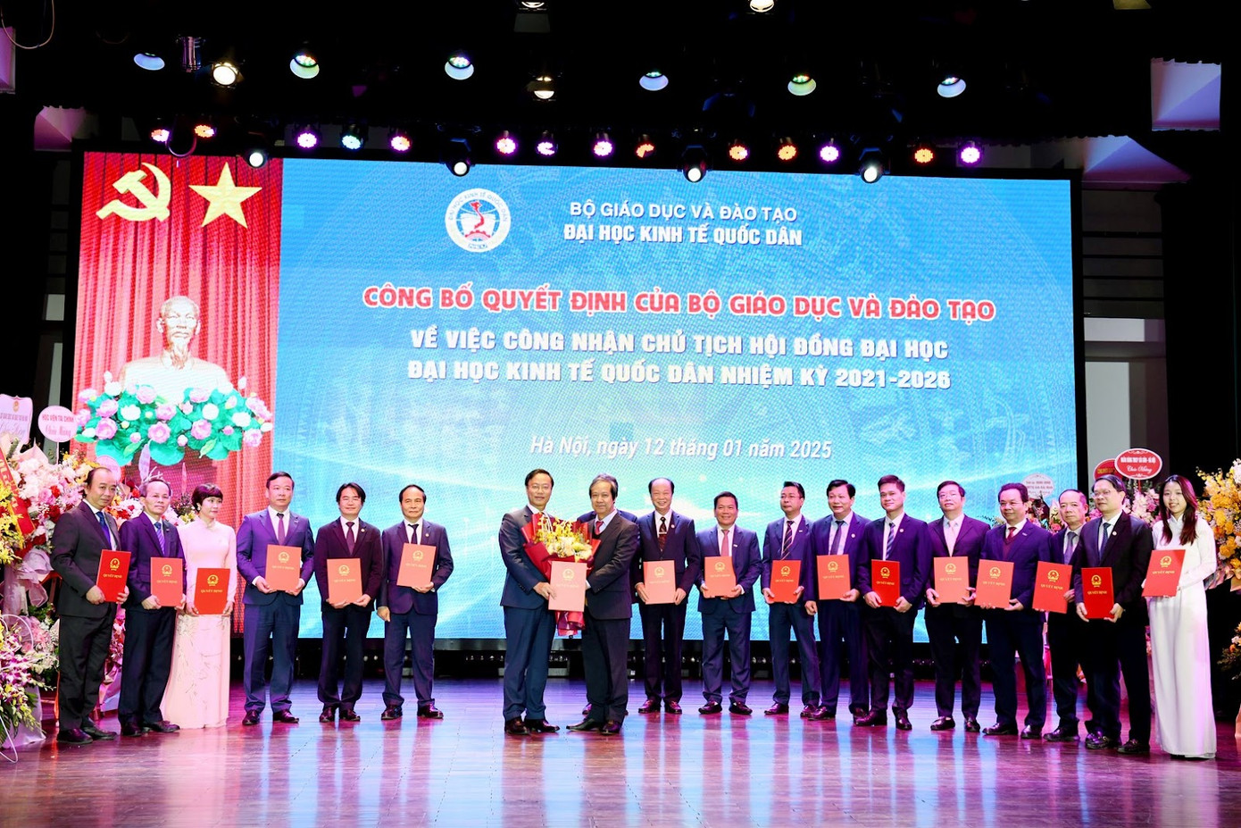 Đồng chí Nguyễn Kim Sơn - Ủy viên BCH Trung ương Đảng, Bộ trưởng Bộ GD&ĐT trao Quyết định của Bộ GD&ĐT về việc công nhận Chủ tịch Hội đồng Đại học Kinh tế Quốc dân nhiệm kỳ 2021-2026 đối với PGS.TS Bùi Đức Thọ. Đồng chí Nguyễn Kim Sơn - Ủy viên BCH Trung ương Đảng, Bộ trưởng Bộ GD&ĐT trao Quyết định của Bộ GD&ĐT về việc công nhận Chủ tịch Hội đồng Đại học Kinh tế Quốc dân nhiệm kỳ 2021-2026 đối với PGS.TS Bùi Đức Thọ.