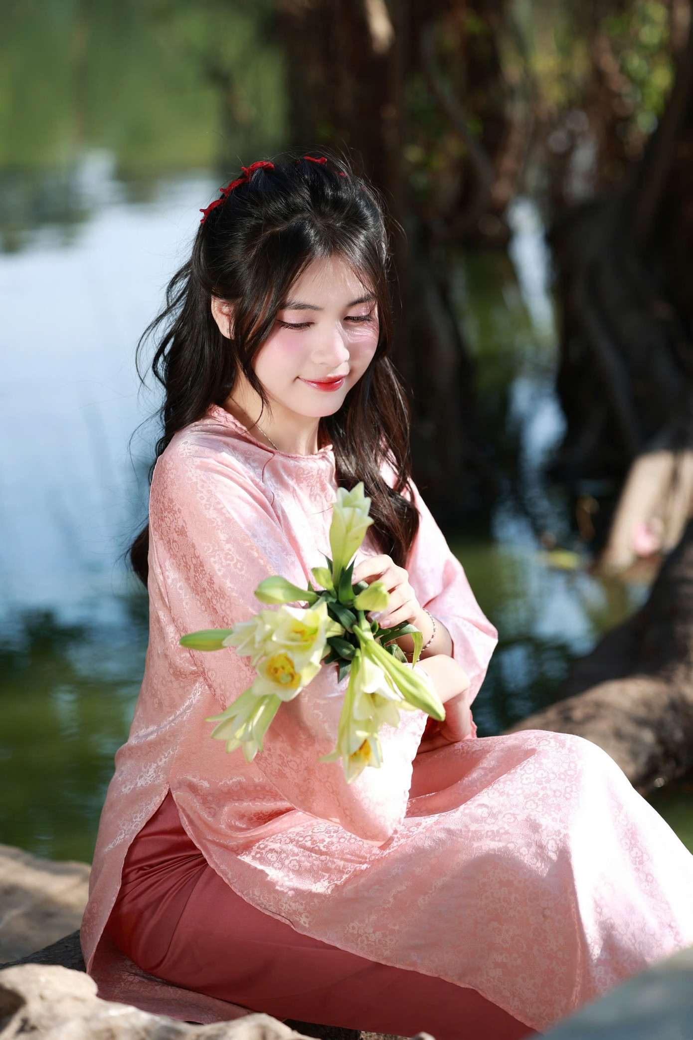 Áo dài hồng gấm của Hải Yến không chỉ tôn lên vẻ đẹp bên ngoài mà còn truyền tải thông điệp về sự mạnh mẽ và tự tin trong dịp Tết Ất Tỵ.