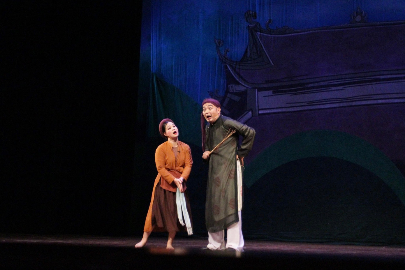 Trích đoạn Lý Trưởng – Mẹ Đốp ghi dấu ấn với màn đối đáp hài hước và ăn ý giữa hai nhân vật.