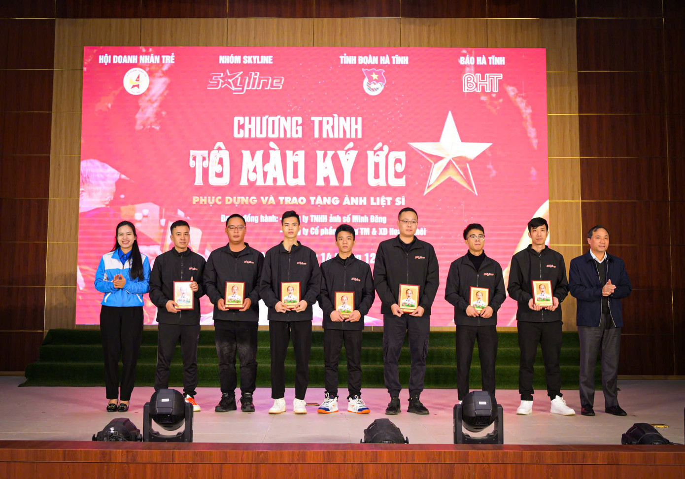 Văn Hoàng cùng các thành viên trong nhóm tại Chương trình Tô màu ký ức phục dựng và trao tặng ảnh liệt sĩ. Văn Hoàng cùng các thành viên trong nhóm tại Chương trình Tô màu ký ức phục dựng và trao tặng ảnh liệt sĩ.