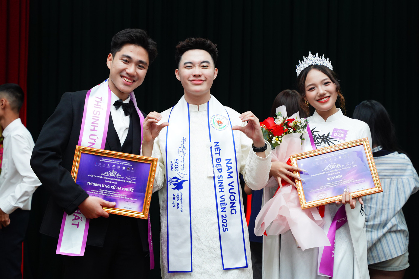 Giây phút nữ sinh Học viện Âm nhạc Quốc gia Việt Nam đăng quang Hoa khôi “Tài sắc Sinh viên Văn hóa Nghệ thuật”. Giây phút nữ sinh Học viện Âm nhạc Quốc gia Việt Nam đăng quang Hoa khôi “Tài sắc Sinh viên Văn hóa Nghệ thuật”.