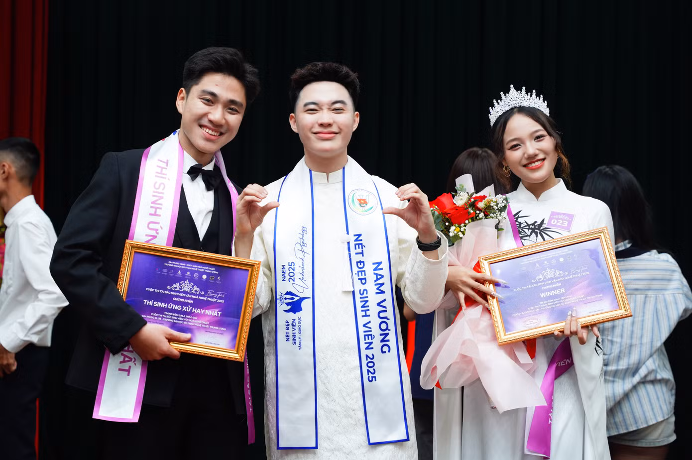 Giây phút nữ sinh Học viện Âm nhạc Quốc gia Việt Nam đăng quang Hoa khôi “Tài sắc Sinh viên Văn hóa Nghệ thuật”. Giây phút nữ sinh Học viện Âm nhạc Quốc gia Việt Nam đăng quang Hoa khôi “Tài sắc Sinh viên Văn hóa Nghệ thuật”.