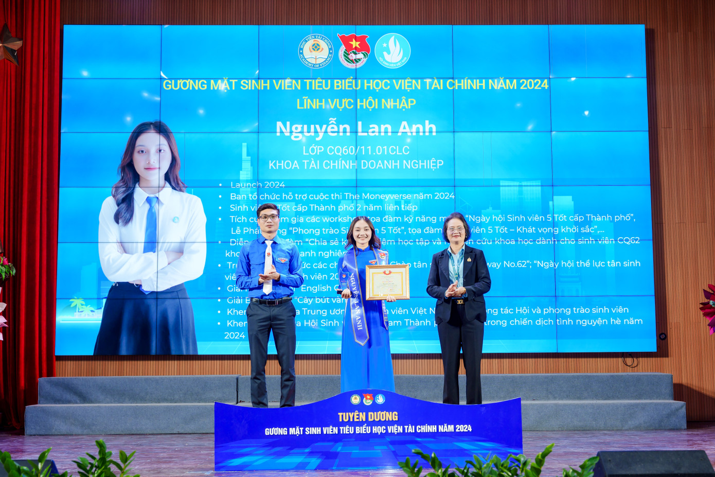 Lan Anh được tuyên dương Sinh viên tiêu biểu năm học 2023 – 2024. Lan Anh được tuyên dương Sinh viên tiêu biểu năm học 2023 – 2024.