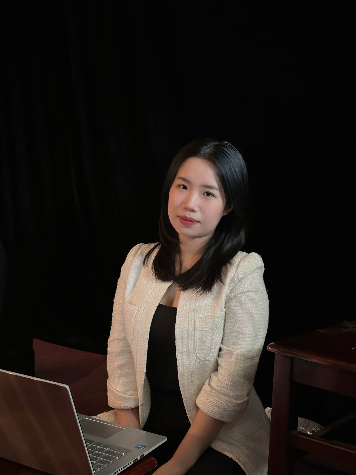 “Không phải học gì, mà là học xong dùng được gì” – Huyền Nga, sinh viên năm cuối Học viện Báo chí và Tuyên truyền, lựa chọn bắt đầu hành trình riêng bằng chính những điều giản dị. “Không phải học gì, mà là học xong dùng được gì” – Huyền Nga, sinh viên năm cuối Học viện Báo chí và Tuyên truyền, lựa chọn bắt đầu hành trình riêng bằng chính những điều giản dị.