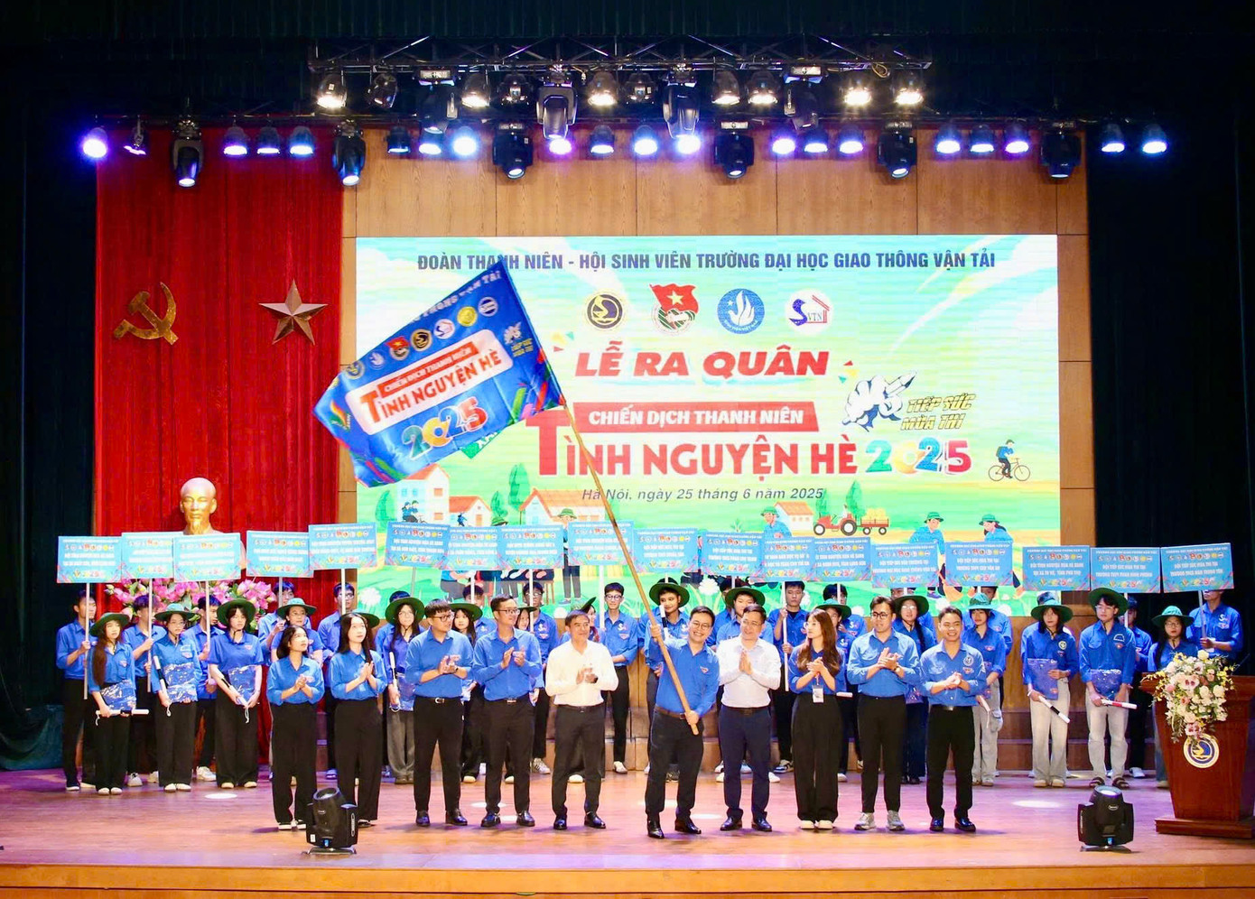 Cờ lệnh phấp phới tung bay, chính thức khởi động Chiến dịch Thanh niên Tình nguyện Hè 2025 tại Trường Đại học Giao thông Vận tải.