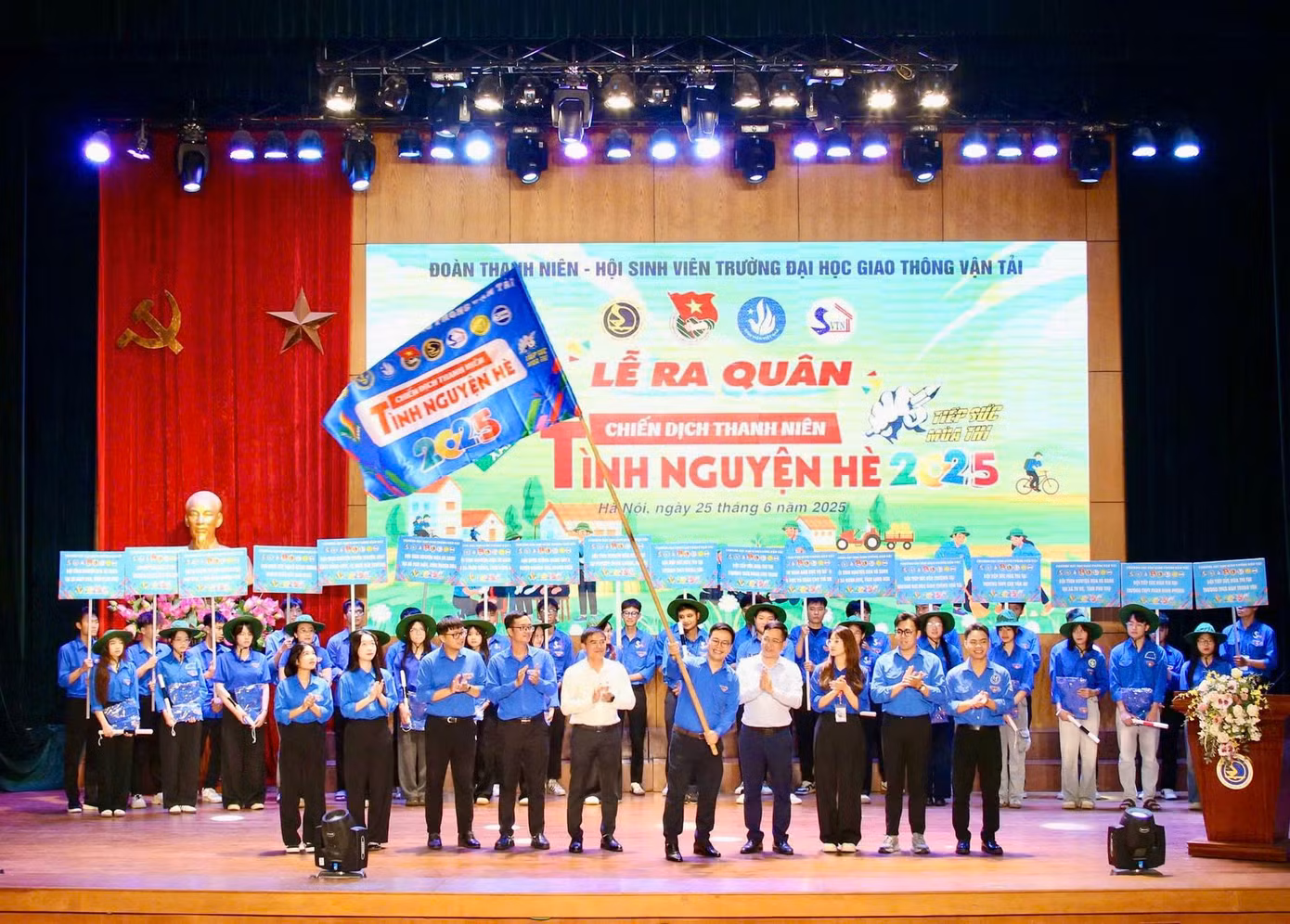 Cờ lệnh phấp phới tung bay, chính thức khởi động Chiến dịch Thanh niên Tình nguyện Hè 2025 tại Trường Đại học Giao thông Vận tải.