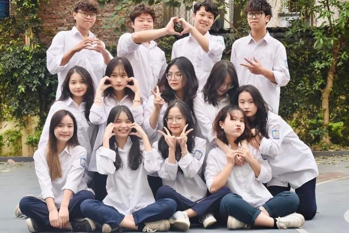 Minh Tuấn cùng các bạn trong bộ đồng phục THPT. Minh Tuấn cùng các bạn trong bộ đồng phục THPT.