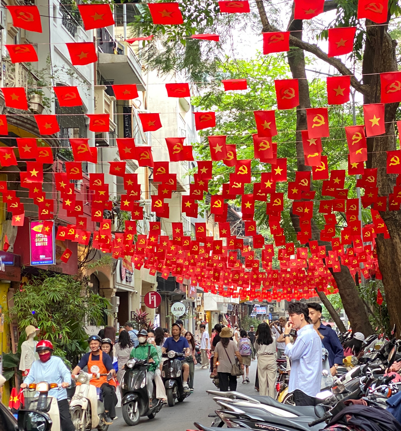 Phố Ấu Triệu, Hoàn Kiếm, Hà Nội đông đúc bạn trẻ đến check - in trước thềm dịp lễ 30/4 (Ảnh: Mỹ Lam)