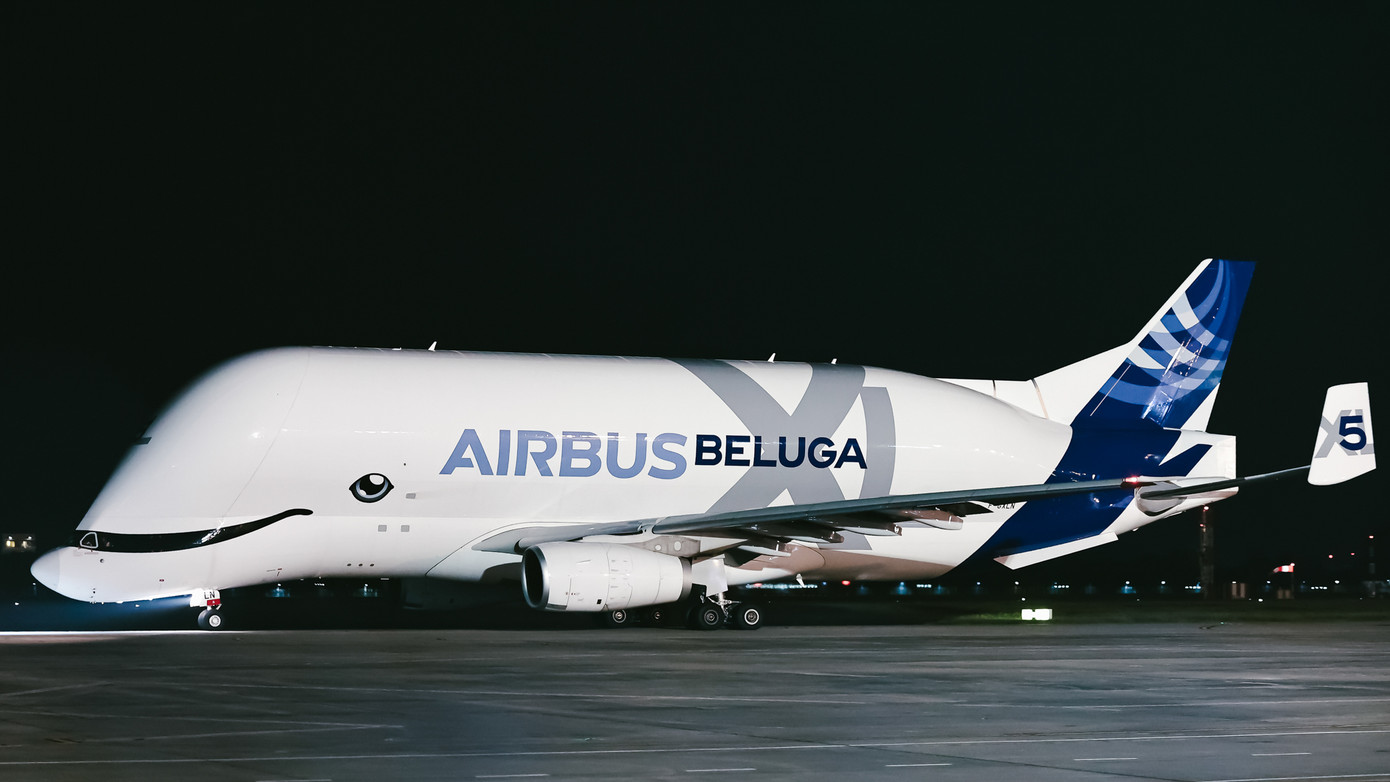"Chiếc máy bay mà tôi cho là đẹp nhất mình từng chụp được là Airbus BelugaXL mang số thứ tự 5, vào ngày 19 tháng 11 năm 2024. Đó cũng là lần đầu tiên dòng máy bay này hạ cánh tại một sân bay của Việt Nam. Dù máy bay đến vào lúc tối muộn, tôi vẫn cố gắng sắp xếp công việc để có mặt tại sân bay. Đây là một dòng máy bay vận tải đặc biệt của chính hãng Airbus, với thiết kế mô phỏng hình dáng loài cá voi trắng sống ở Bắc Cực. Điểm đặc trưng dễ nhận thấy của nó là thân hình khổng lồ, phần đầu máy bay gợi nhớ đến mũi của một con cá voi trắng, hoàn chỉnh với 'đôi mắt' nhấp nháy và 'nụ cười' thân thiện."