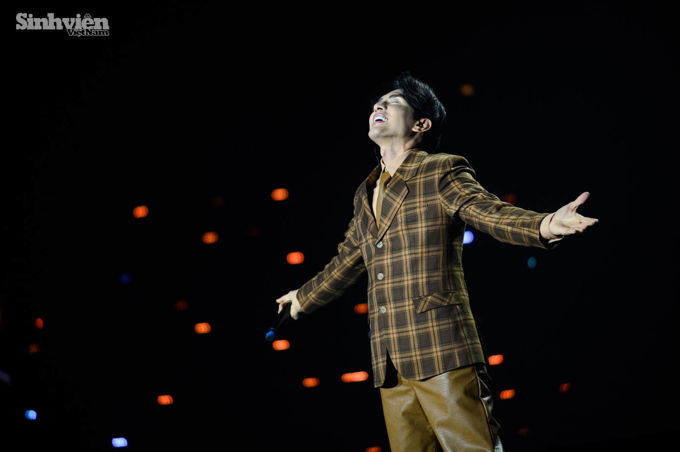 Khán giả sốc với &apos;visual hack tuổi&apos; của nam ca sĩ khi anh đã gần 50 tuổi.