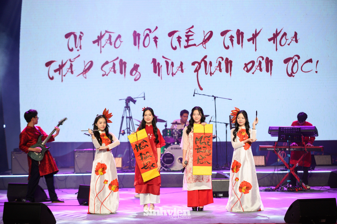 Ngay sau phần khai mạc trang trọng, sân khấu Liên hoan đã thực sự bùng nổ với màn tranh tài đầy cảm xúc và không kém phần chuyên nghiệp của 7 ban nhạc tài năng đến từ 7 trường THPT khác nhau. Các tiết mục trình diễn trong vòng Chung khảo đều được chuẩn bị hết sức công phu, không chỉ thể hiện tài năng âm nhạc vượt trội mà còn cho thấy sự sáng tạo không ngừng của các bạn trẻ.