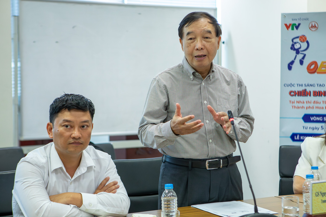 Giáo sư Nguyễn Tăng Cường - Trưởng Ban Giám khảo (Phải) chia sẻ về những đóng góp của Robocon cho nền giáo dục công nghệ, kỹ thuật nước nhà.
