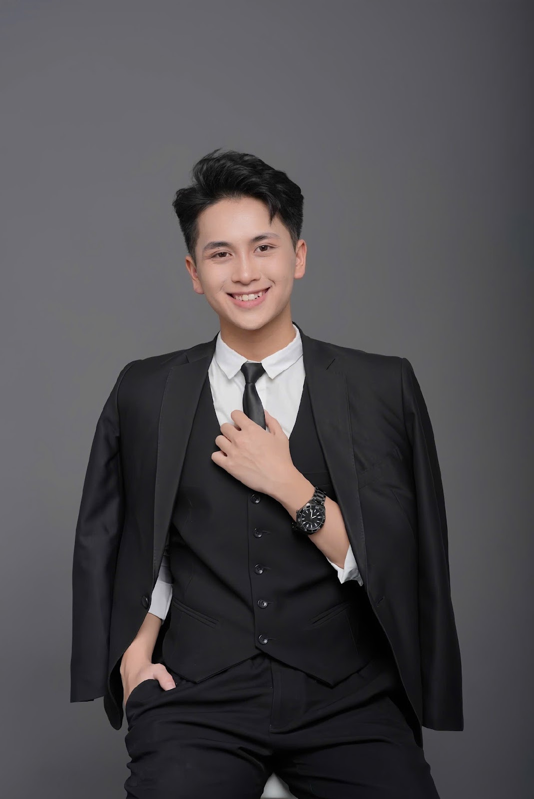 Văn Thành toả sáng trong bộ ảnh chân dung.