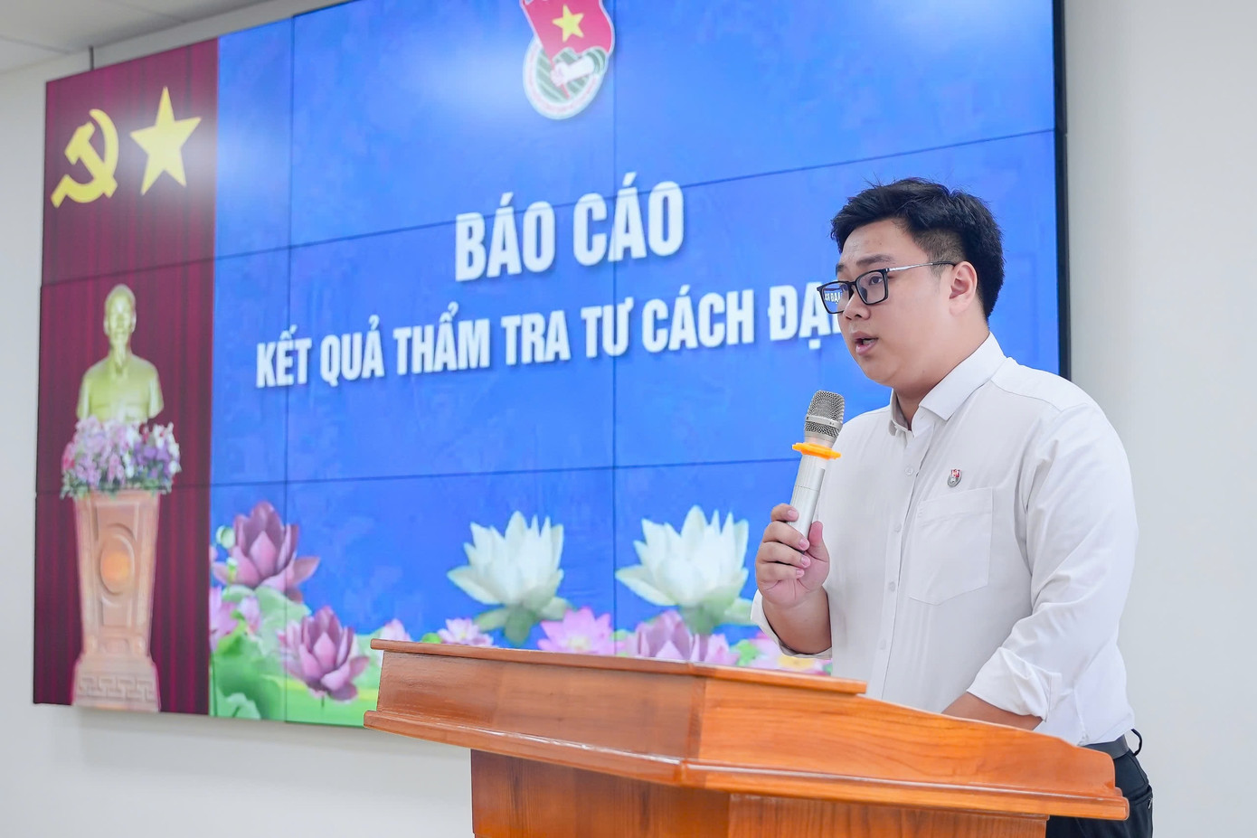 Hoàng Anh báo cáo đại hội kết quả thẩm tra tư cách đại biểu của Liên Chi đoàn Khoa Tài chính doanh nghiệp.